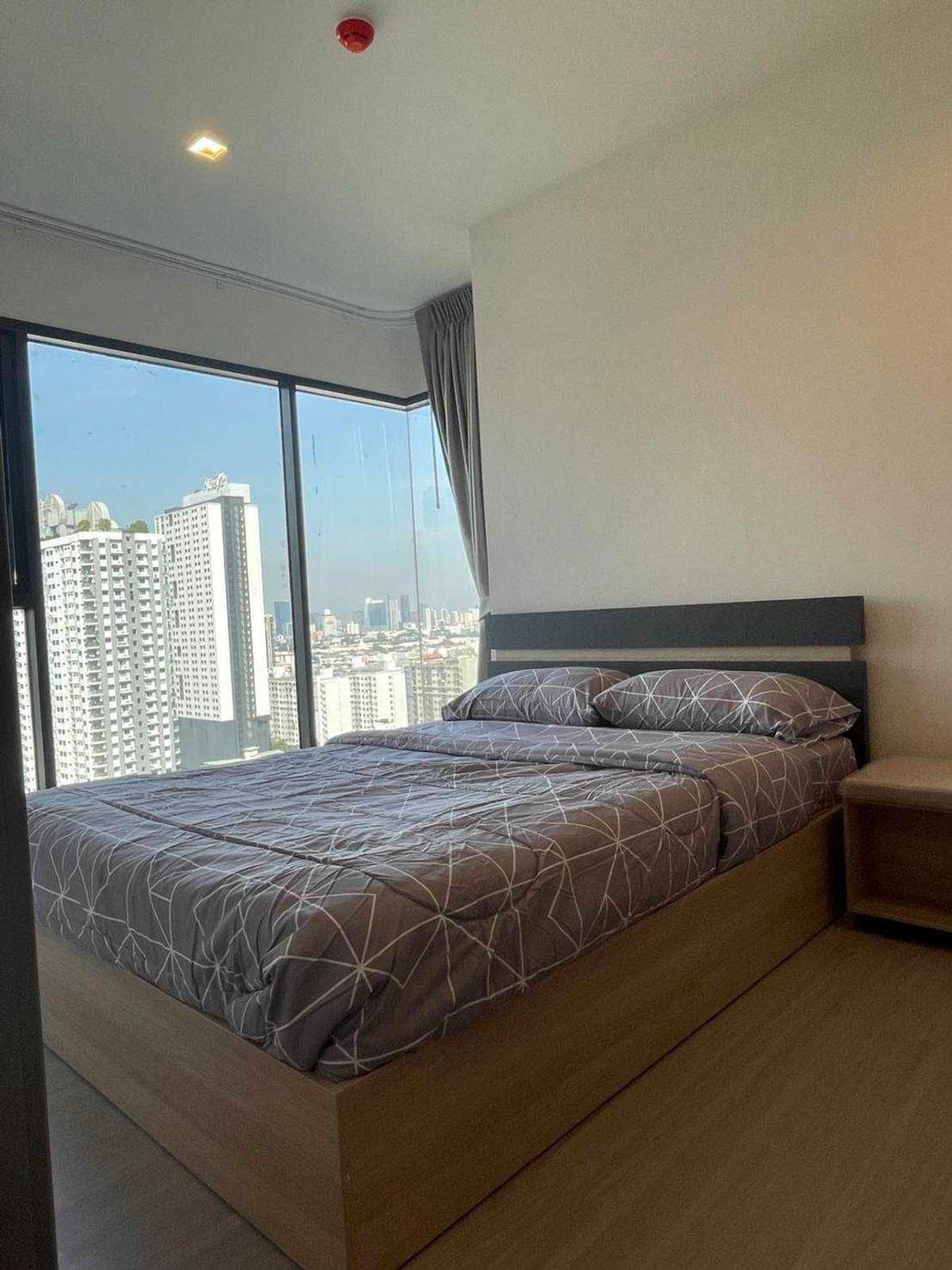 For RentCondoRama9, Petchburi, RCA : Life Asoke Hype is available for rent, room size 50 sqm. 2 bedrooms, 1 bathroom, high floor, not blocked. Ready to enter today.