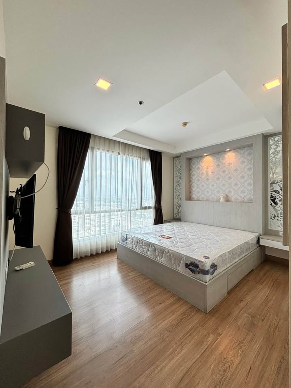 ให้เช่าคอนโดพระราม 9 เพชรบุรีตัดใหม่ RCA : ปล่อยเช่า ห้องพร้อมอยู่ -Thru Thonglor Condo- 2 ห้องนอน 2 ห้องน้ำ ขนาด 62 ตร.ม. ชั้น24 สนใจติดต่อ คุณนุ 063-6599447 Line ID: nukhunnasit (Accept Co-Agent)