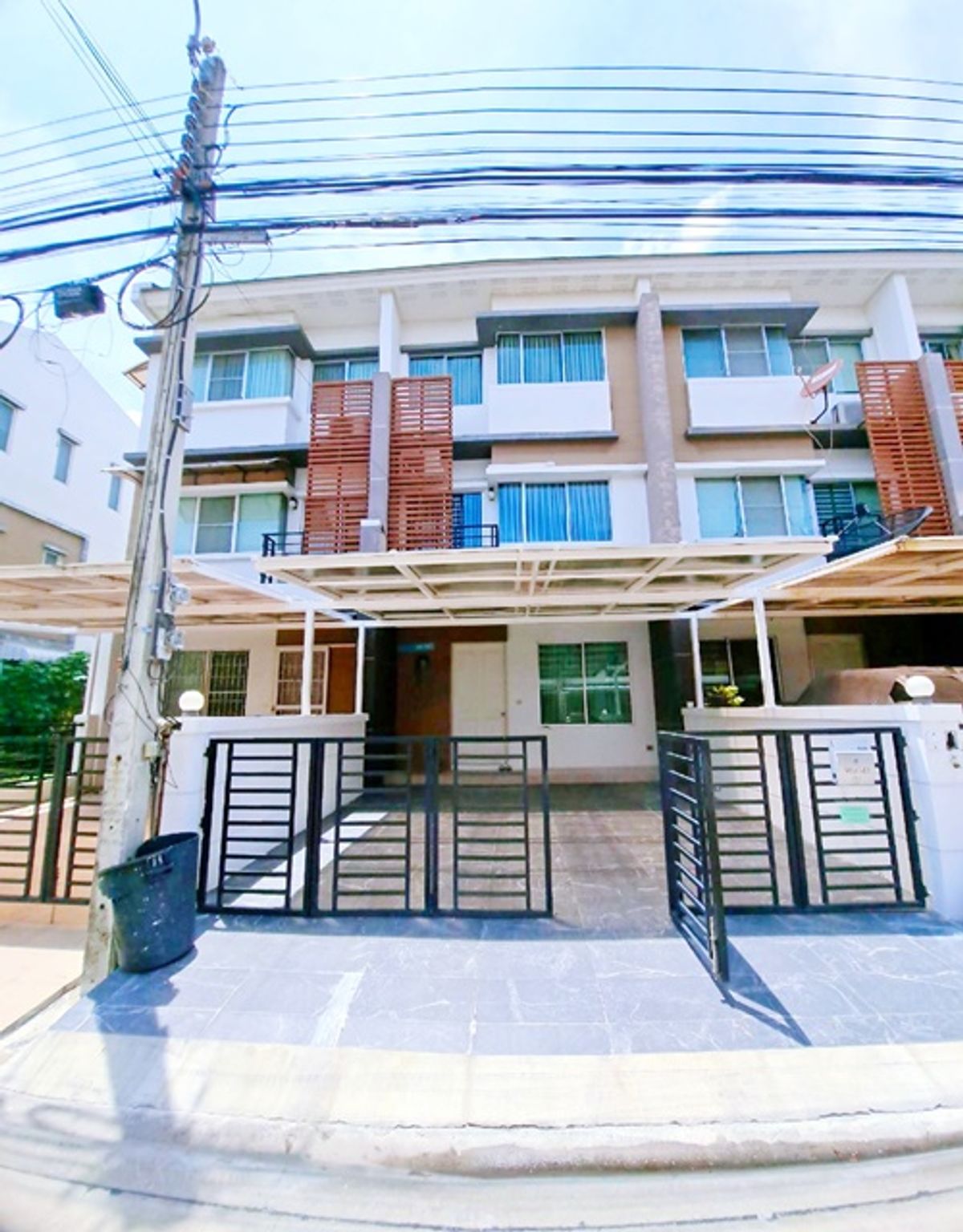 For RentTownhomeLadkrabang, Suwannaphum Airport : APL Lat Krabang 1.4 km. 3-story townhome, 21 sq.w., Onnut Rd.-Lat Krabang Robinson, Lat Krabang 1 km. 241 sq.m.