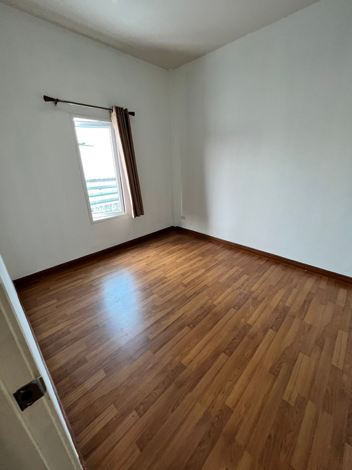 ให้เช่าทาวน์โฮมแจ้งวัฒนะ เมืองทอง : ทาวน์โฮม ซอยติวานนท์-ปากเกร็ด22 มีเฟอร์ 3ห้องนอน 2ห้องน้ำ