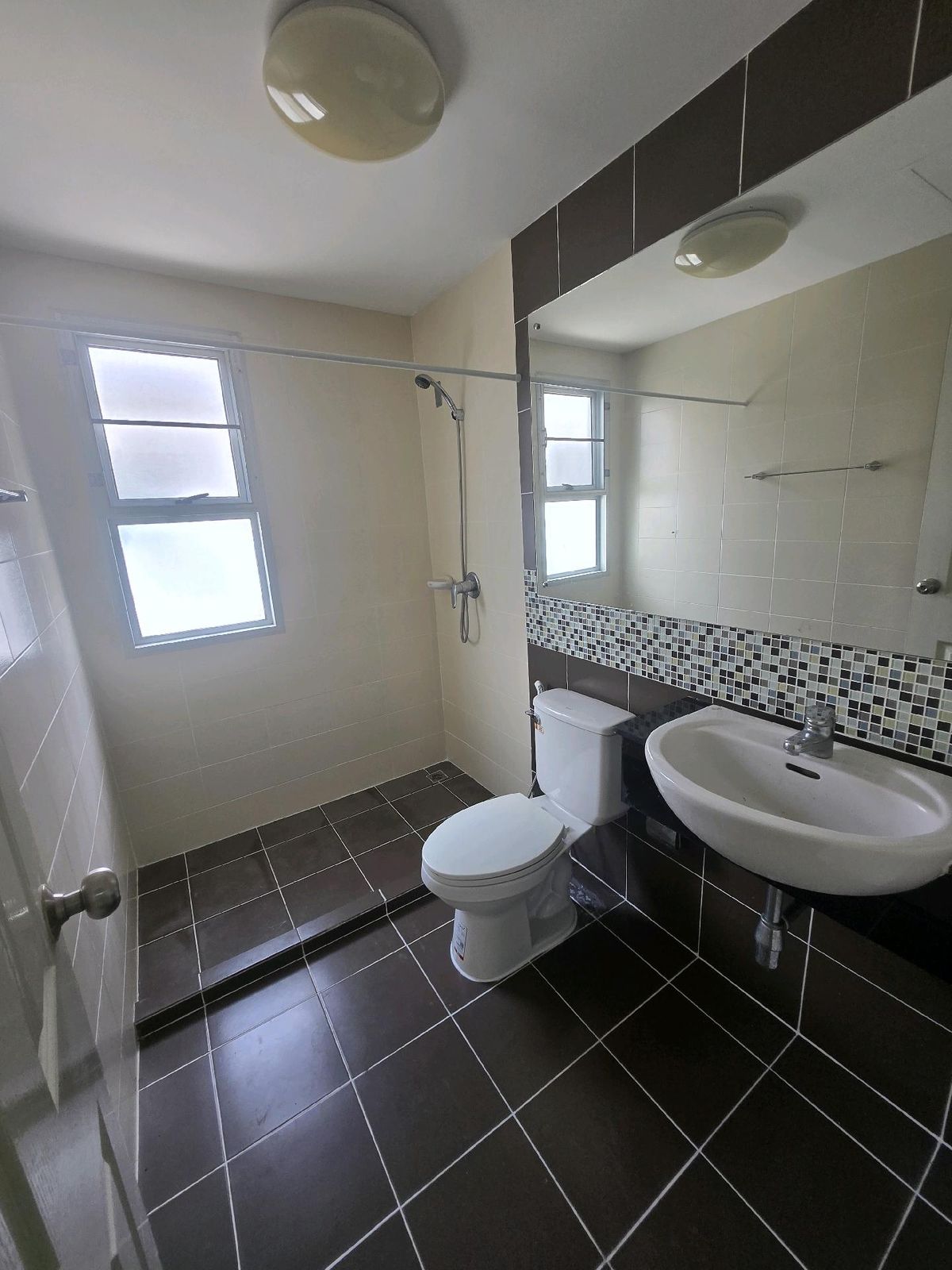 For SaleTownhomeRathburana, Suksawat : For sale: 3-storey townhouse, Town Avenue Village, Phutthabucha, empty house, good condition, free curtains for the whole house, add a little more decoration to your liking, ready to move in.