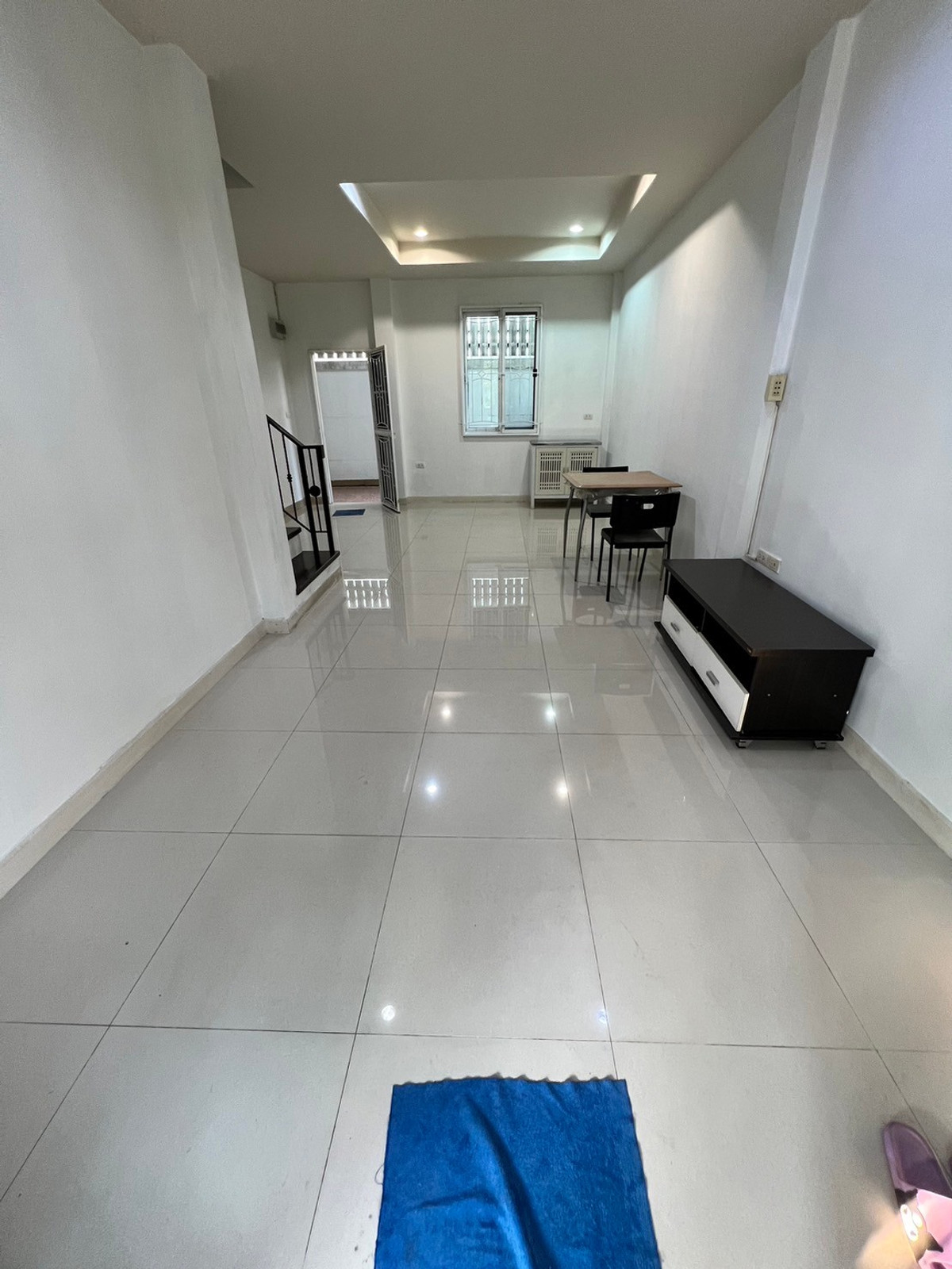 ให้เช่าทาวน์โฮมแจ้งวัฒนะ เมืองทอง : ทาวน์โฮม ซอยติวานนท์-ปากเกร็ด22 มีเฟอร์ 3ห้องนอน 2ห้องน้ำ