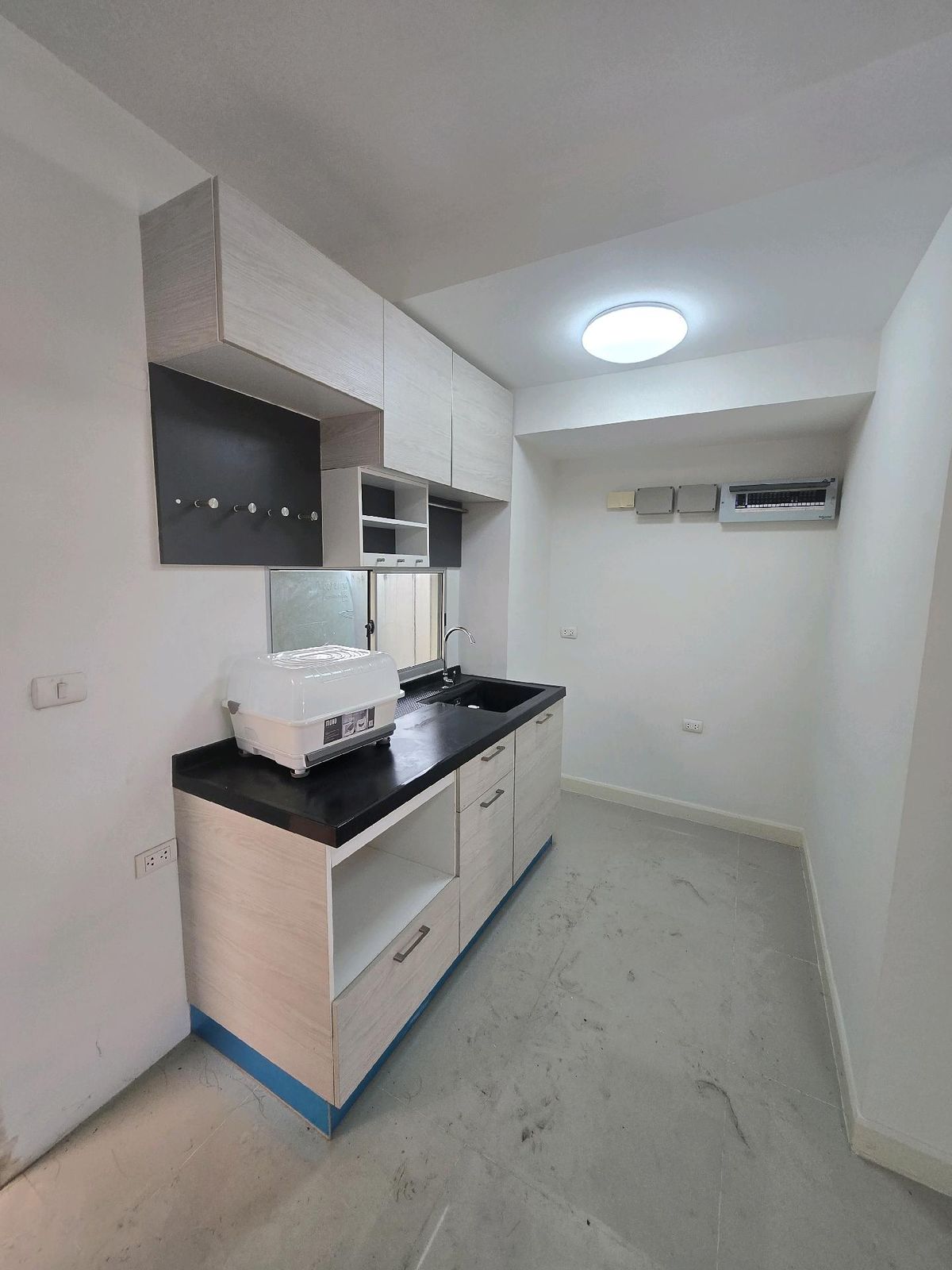 For SaleTownhomeRathburana, Suksawat : For sale: 3-storey townhouse, Town Avenue Village, Phutthabucha, empty house, good condition, free curtains for the whole house, add a little more decoration to your liking, ready to move in.