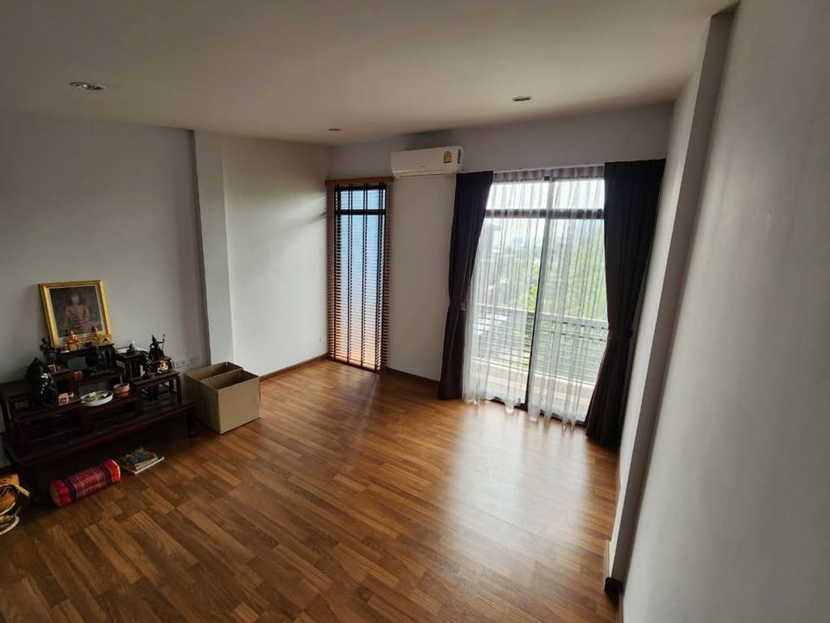 For RentTownhomeChaengwatana, Muangthong : Chaengwattana Zone with pet friendly This project is closest to the expressway in 2 minutes. 4-storey townhouse, 3 bedrooms, fully furnished, air-conditioned