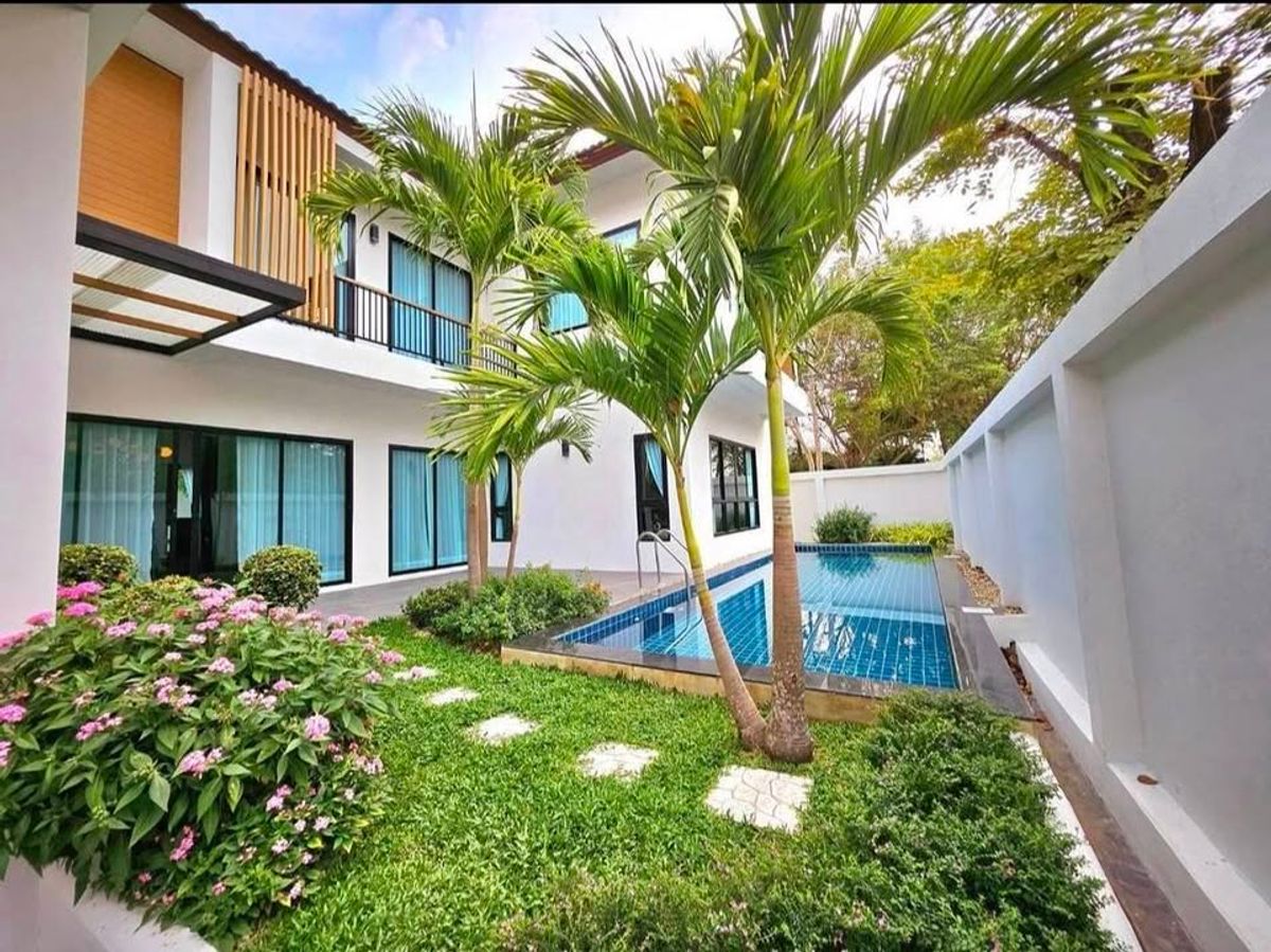 ให้เช่าเชียงใหม่ : ให้เช่าบ้าน Pool Villa  2ชั้น   4 ห้องนอน 5 ห้องน้ำ 1  ห้องครัว  2  ที่จอดรถ ขนาดที่ดิน  92.7  ตรว. พื้นที่ใช้สอย 300  ตรม. ราคา 100,000 บาท / เดือน   *ไม่รับสัตว์เลี้ยง   *สระว่ายน้ำ 3.5 × 9 เมตร