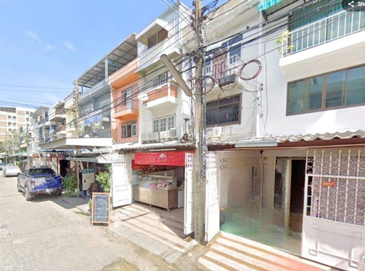 For RentShop HouseSilom, Saladaeng, Bangrak : The Mall Ramkhamhaeng is 1.6 km. Phatthanakan 8-19 MRT Ramkhamhaeng 12 1.6 km. Rent a 35th floor townhouse, 21 sq.w. 261 sq.m. Kasem Bundit 2.3 km.