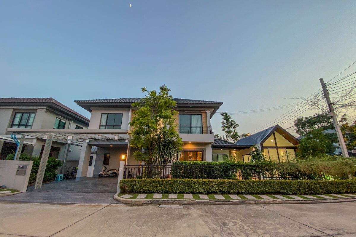 For SaleHouseNawamin, Ramindra : House for sale in the back, Life Bangkok Boulevard, Ram Inthra 65, size 70.2 sq.m., 4 bedrooms, 3 bathrooms. And Thai kitchens behind the house near the electric train near the expressway