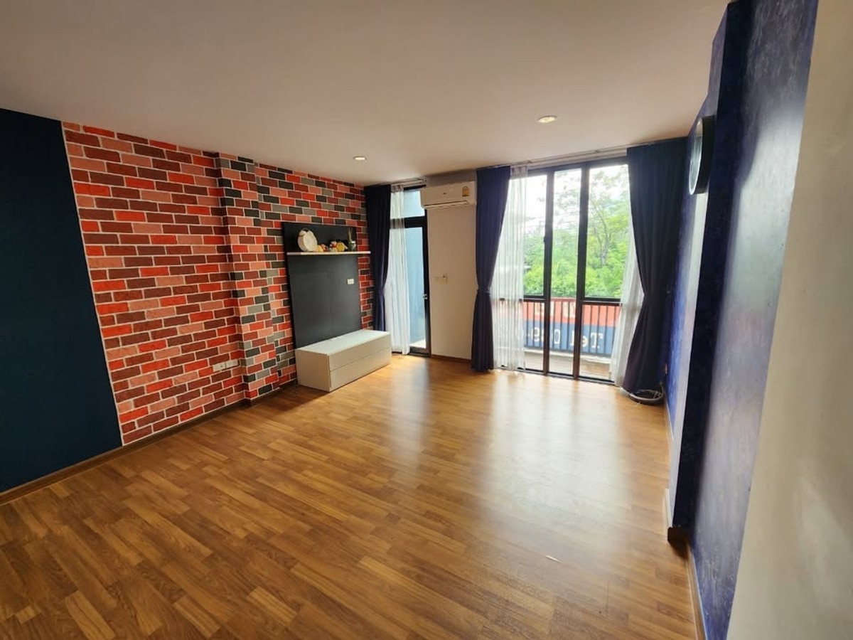 For RentTownhomeChaengwatana, Muangthong : Chaengwattana Zone with pet friendly This project is closest to the expressway in 2 minutes. 4-storey townhouse, 3 bedrooms, fully furnished, air-conditioned