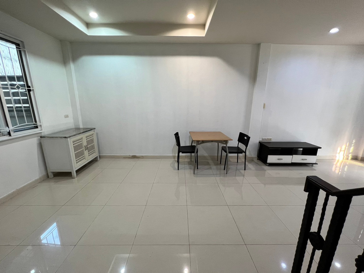 ให้เช่าทาวน์โฮมแจ้งวัฒนะ เมืองทอง : ทาวน์โฮม ซอยติวานนท์-ปากเกร็ด22 มีเฟอร์ 3ห้องนอน 2ห้องน้ำ