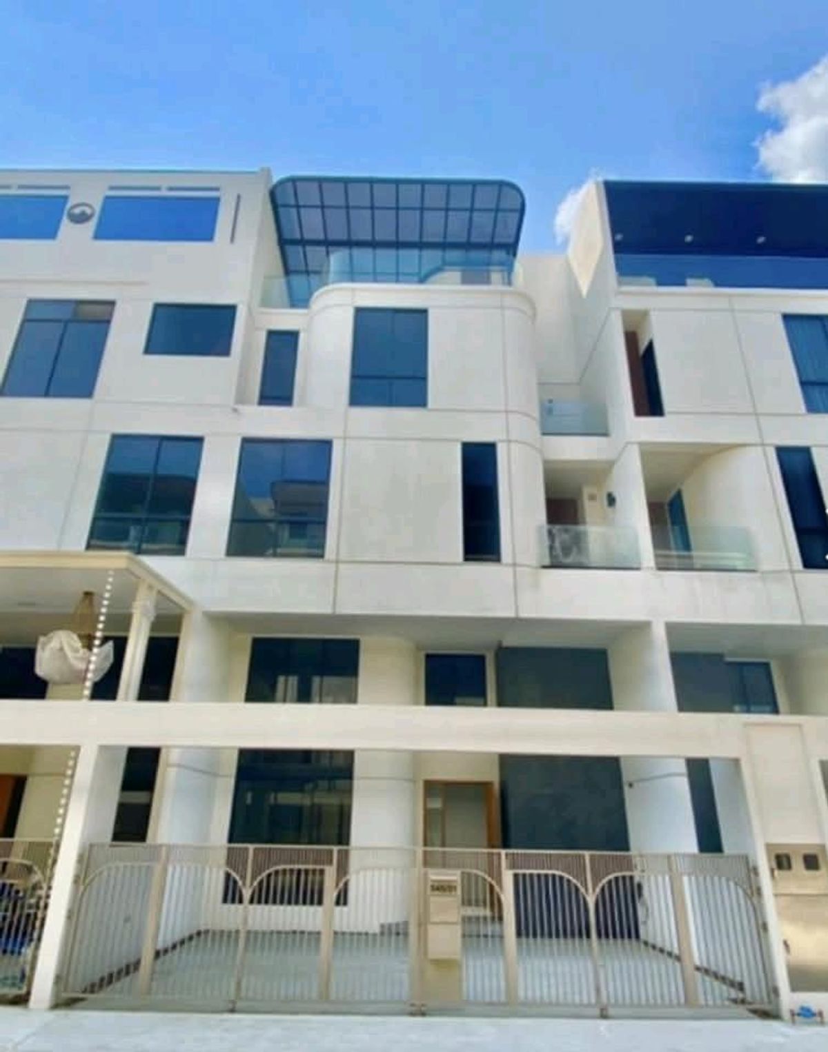 ขายทาวน์โฮมสาทร นราธิวาส : ขาย ทาวน์โฮม​ 3.5 ชั้น เดมี่ สาธุ 49 บาย แสนสิริ
