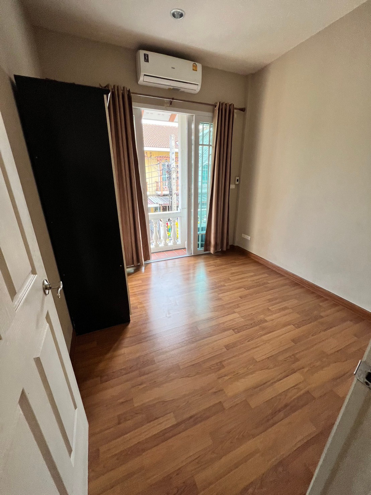 ให้เช่าทาวน์โฮมแจ้งวัฒนะ เมืองทอง : ทาวน์โฮม ซอยติวานนท์-ปากเกร็ด22 มีเฟอร์ 3ห้องนอน 2ห้องน้ำ