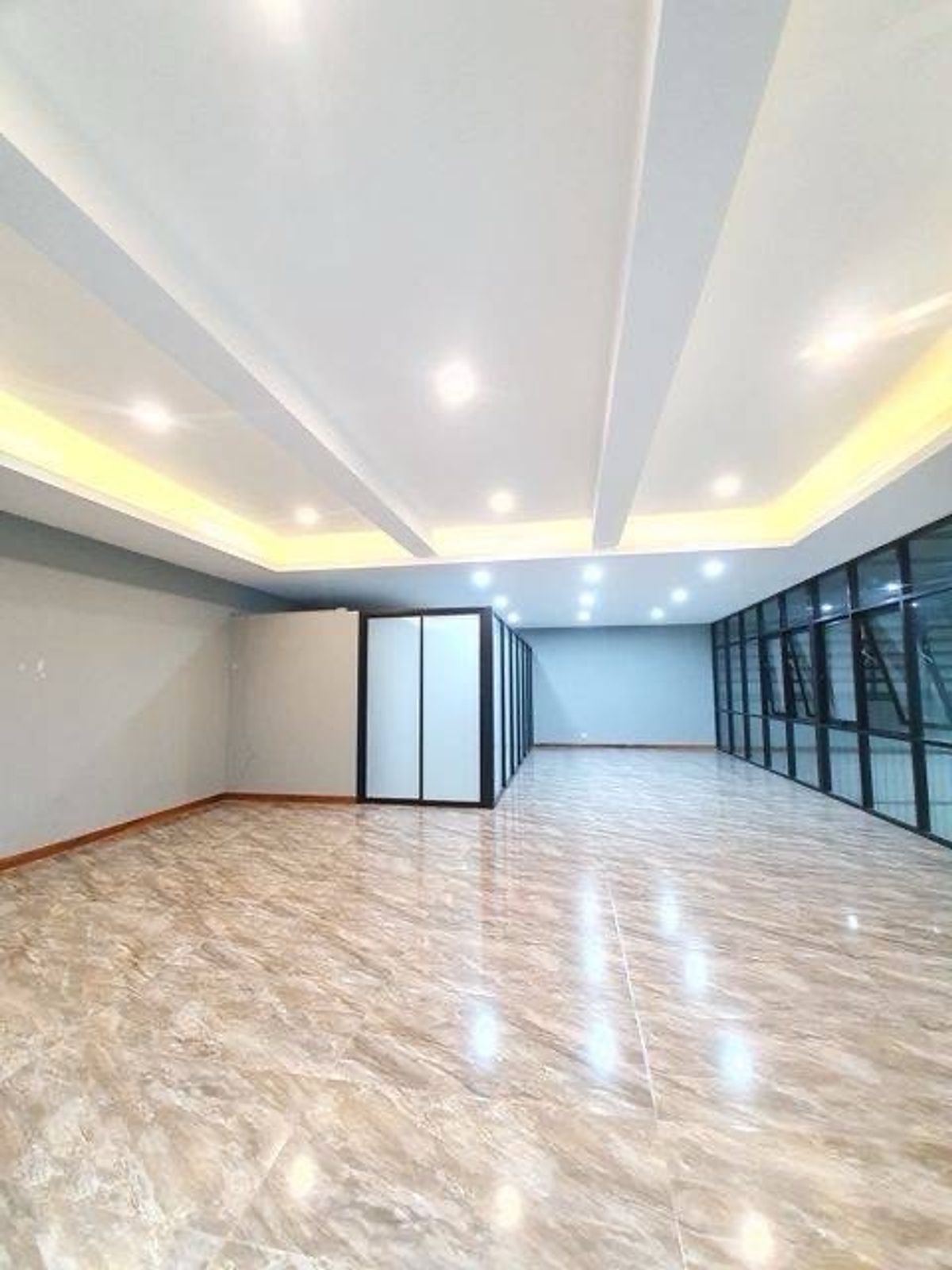 ให้เช่าโกดังนวมินทร์ รามอินทรา : ปล่อยเช่า ออฟฟิศ โกดัง ติดถนนใหญ่ วัชรพล 6 เลน ใกล้ สุขาภิบาล 5 ใกล้ทางด่วน เหมาะร้านค้า อู่ซ่อมรถ ทำสี คลินิกสัตวแพทย์ ขนส่ง โลจิสติกส์ สต็อกสินค้า Tiktok , Shoppee , Lazada และ ส่งออกต่างประเทศ