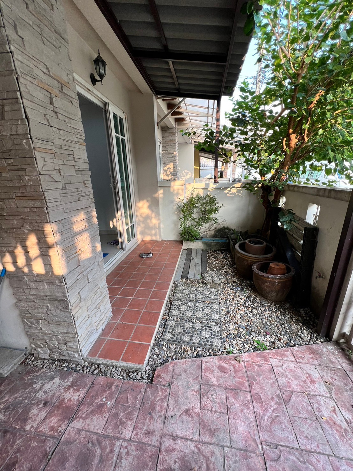 ให้เช่าทาวน์โฮมแจ้งวัฒนะ เมืองทอง : ทาวน์โฮม ซอยติวานนท์-ปากเกร็ด22 มีเฟอร์ 3ห้องนอน 2ห้องน้ำ