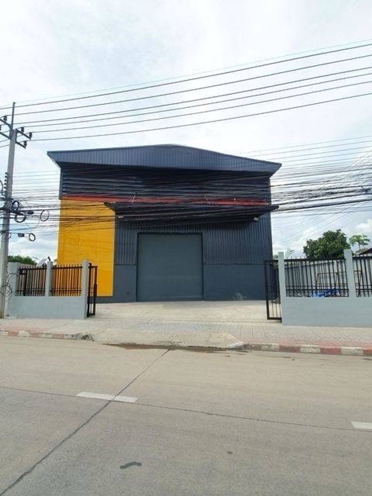For RentWarehouseNawamin, Ramindra : Renting a warehouse on the main road, Watcharapol 6 lane near Sukhaphiban 5, near the expressway, suitable for car shops, vehicles, veterinarians, veterinary clinics, logistics, stock, stock, tiktok, shoppee, Lazada and foreign exports.
