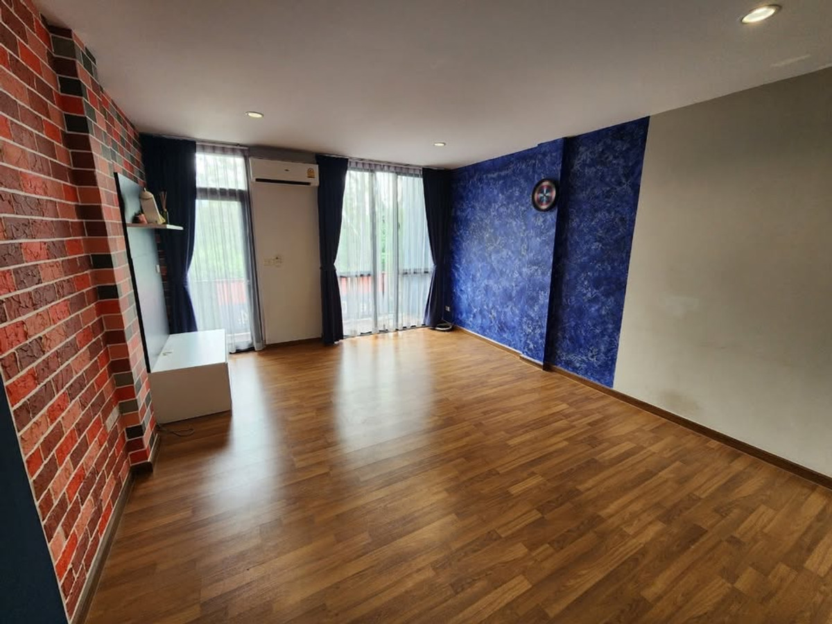 For RentTownhomeChaengwatana, Muangthong : Chaengwattana Zone with pet friendly This project is closest to the expressway in 2 minutes. 4-storey townhouse, 3 bedrooms, fully furnished, air-conditioned