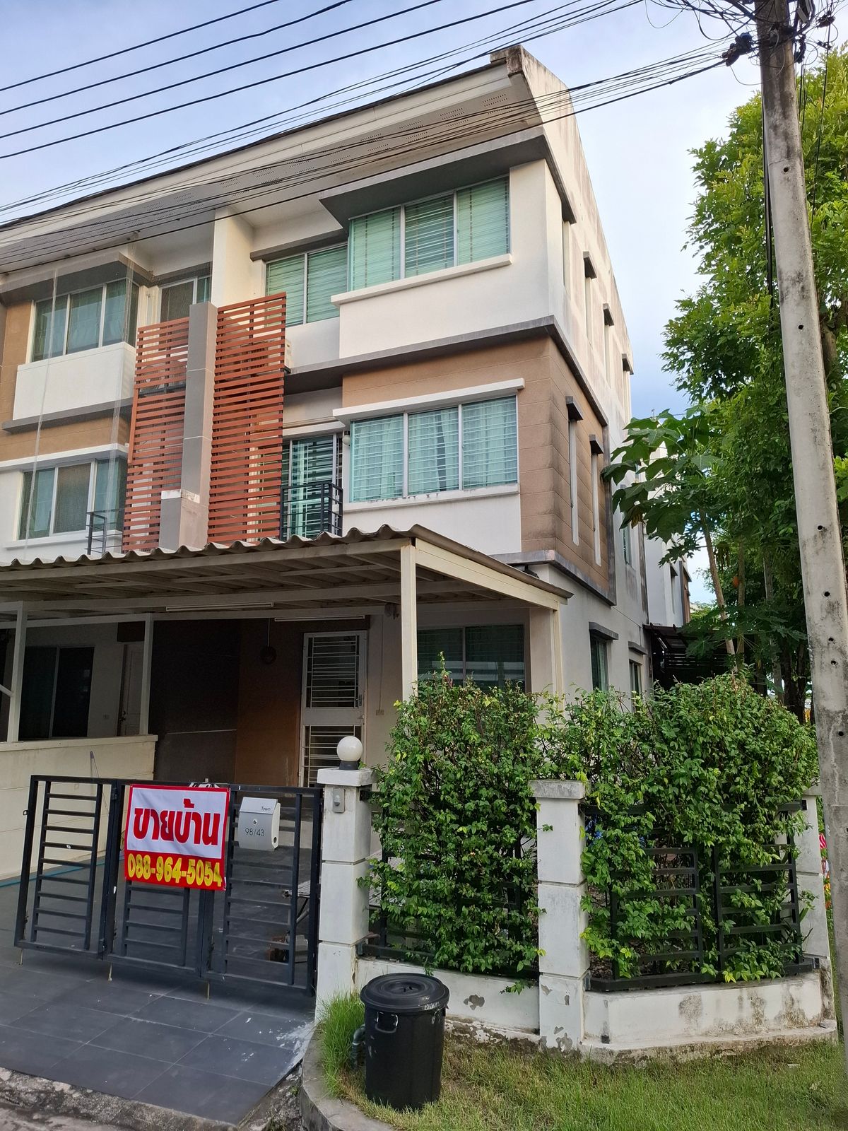 ขายทาวน์โฮมลาดกระบัง สุวรรณภูมิ : ทาวน์พลัสอ่อนนุช ลาดกระบัง บ้านหลังริมหัวมุม ติดถนน มีพื้นที่ข้างบ้าน