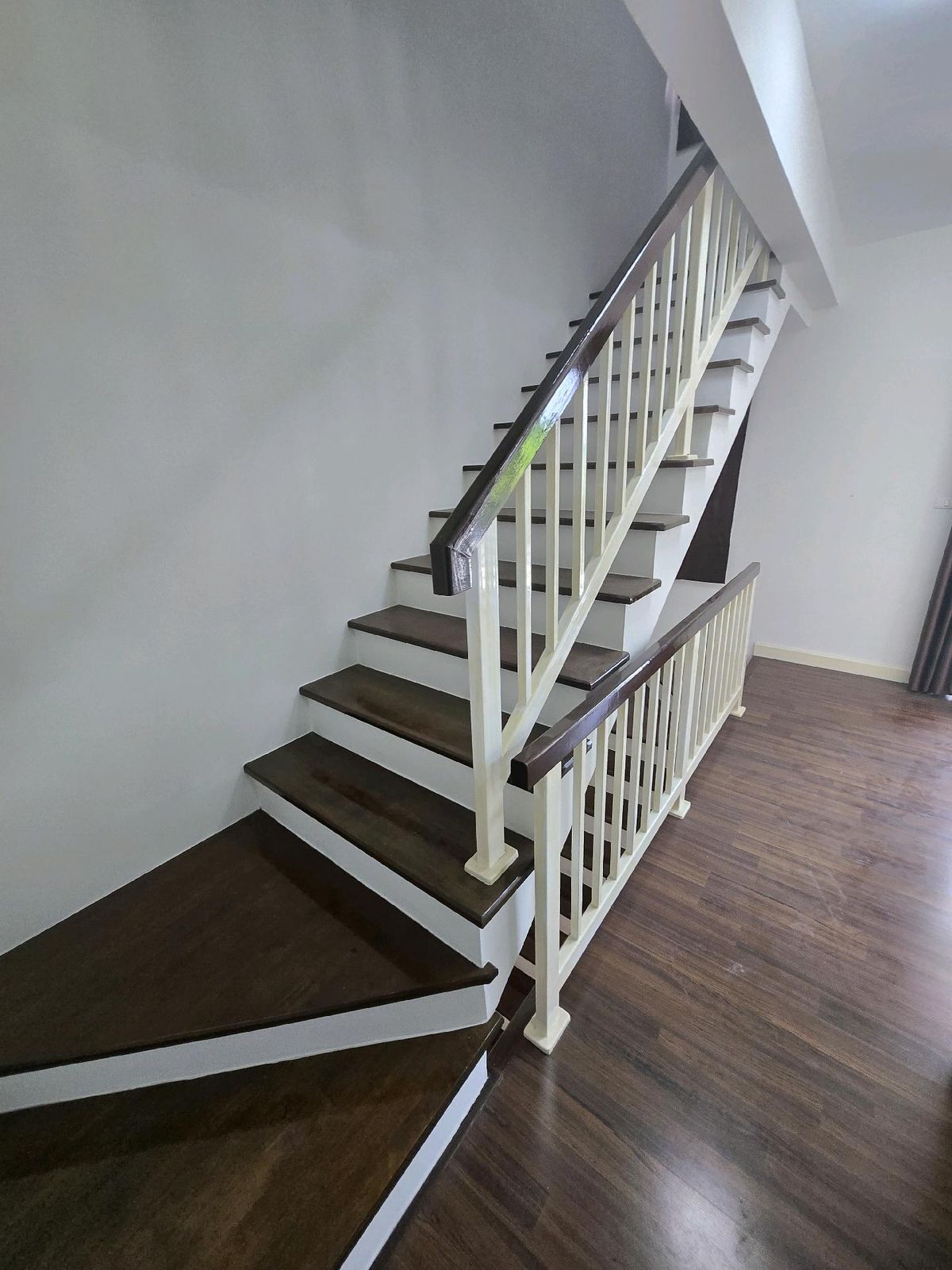 For SaleTownhomeRathburana, Suksawat : For sale: 3-storey townhouse, Town Avenue Village, Phutthabucha, empty house, good condition, free curtains for the whole house, add a little more decoration to your liking, ready to move in.