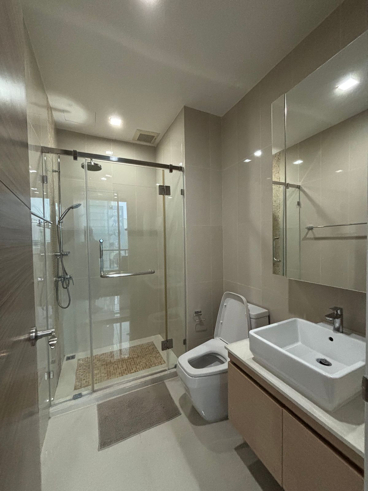 ให้เช่าคอนโดพระราม 9 เพชรบุรีตัดใหม่ RCA : 🔥ให้เช่าด่วน🔥 คิว อโศก  ติดรถไฟฟ้าใต้ดิน-mrt-สถานีเพชรบุรี เฟอร์ครบพร้อมเข้าอยู่