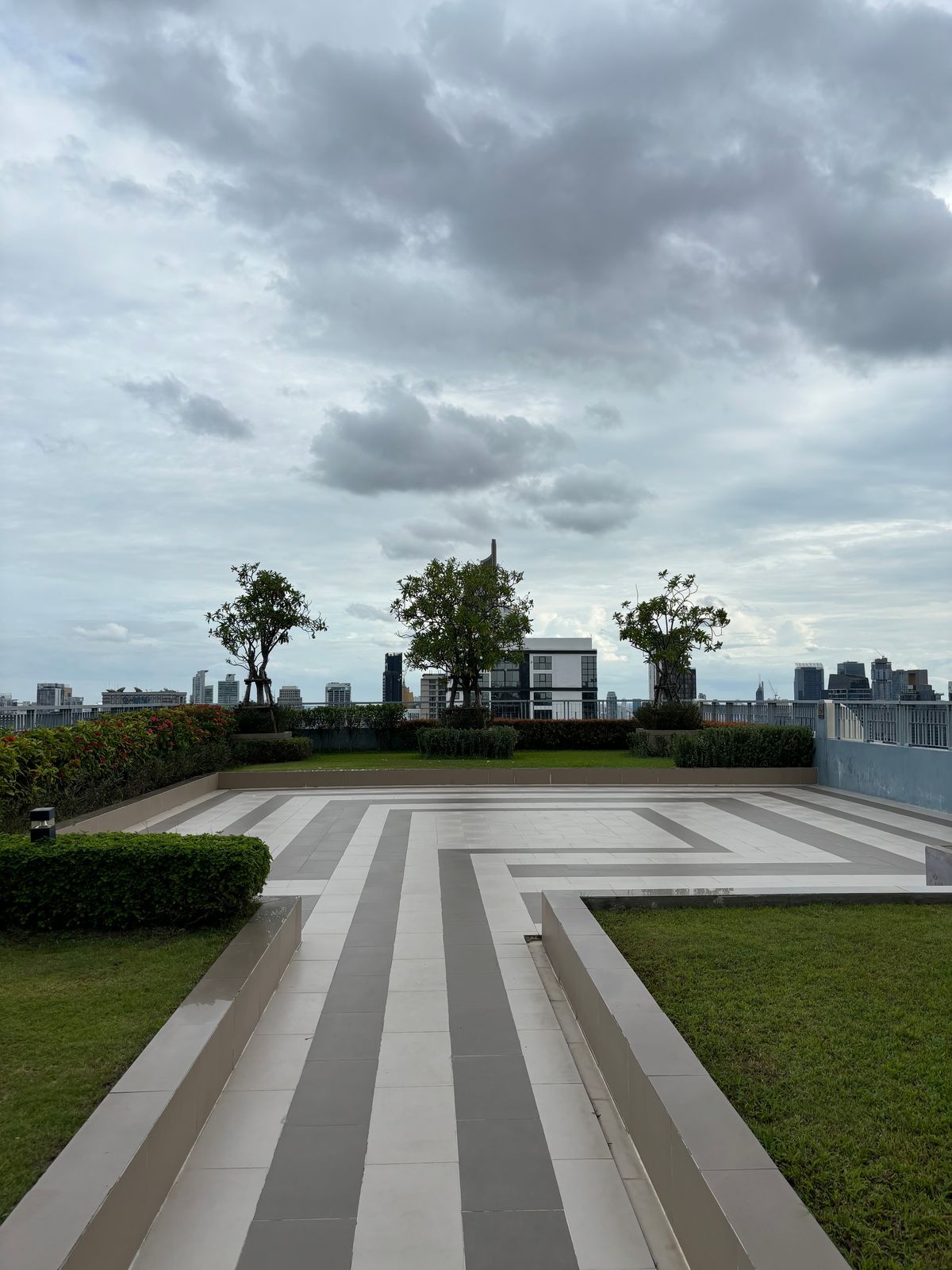 ให้เช่าคอนโดพระราม 9 เพชรบุรีตัดใหม่ RCA : 🔥ให้เช่าด่วน🔥 คิว อโศก  ติดรถไฟฟ้าใต้ดิน-mrt-สถานีเพชรบุรี เฟอร์ครบพร้อมเข้าอยู่