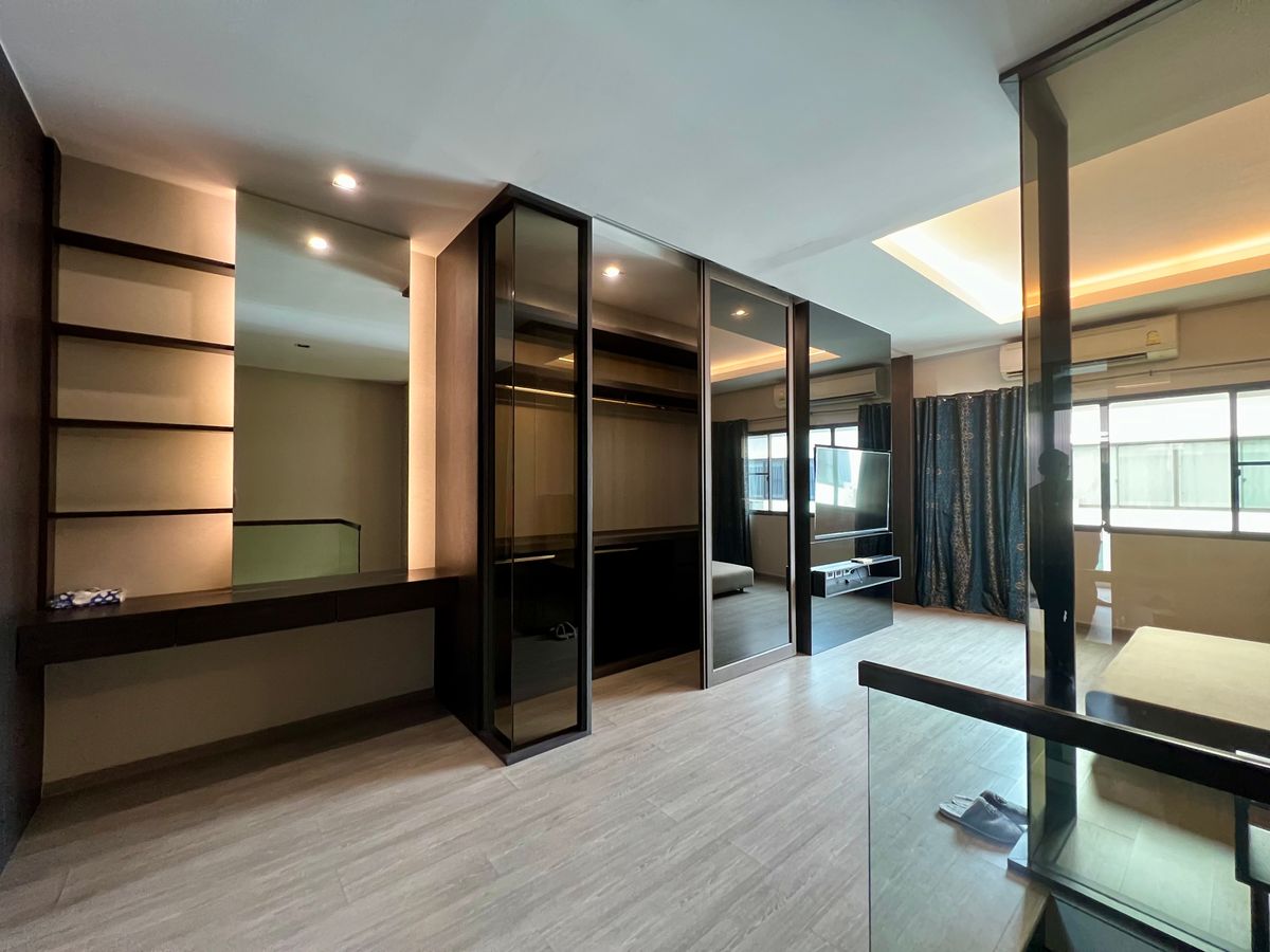 ขายทาวน์โฮมเกษตร นวมินทร์ ลาดปลาเค้า : 🔥 ขายด่วย ราคาพิเศษ ทาวน์โฮม 3 ชั้น The Landmark เอกมัย–รามอินทรา บ้านสวย Built in เกรด Premium  🔥