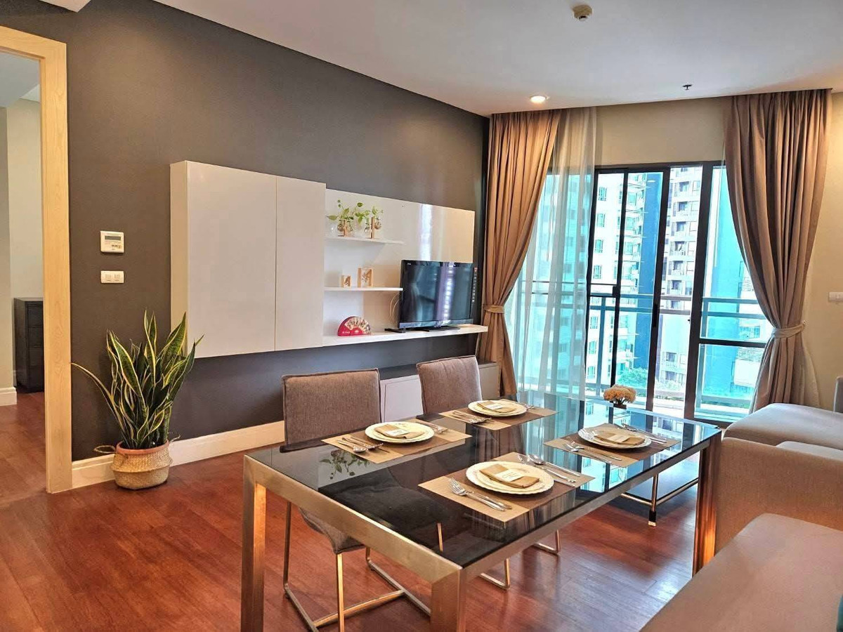 For RentCondoSukhumvit, Asoke, Thonglor : [ Spacious Living ] Bright Sukhumvit 24 | Massive 68 sq.m. Corner Unit with 2 Balconies 🏙️