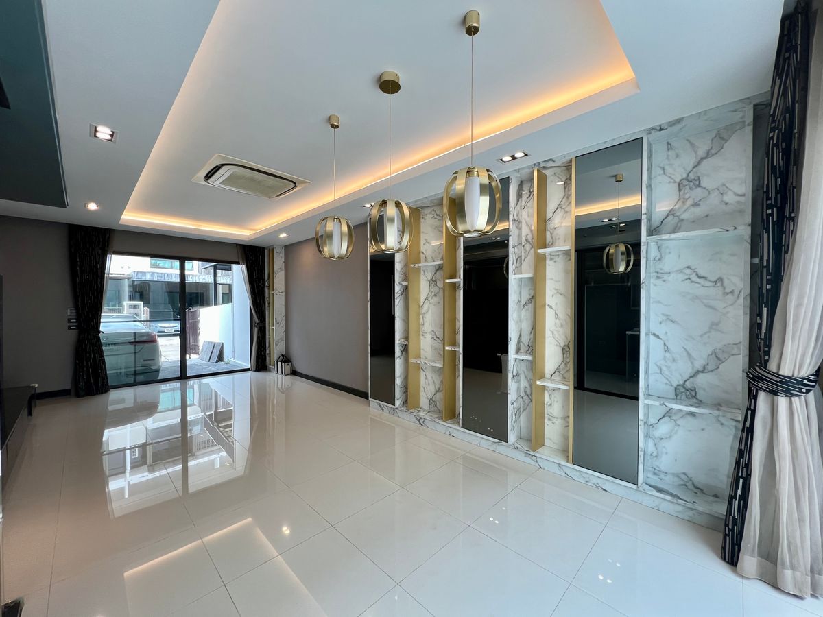 ขายทาวน์โฮมเกษตร นวมินทร์ ลาดปลาเค้า : 🔥 ขายด่วย ราคาพิเศษ ทาวน์โฮม 3 ชั้น The Landmark เอกมัย–รามอินทรา บ้านสวย Built in เกรด Premium  🔥