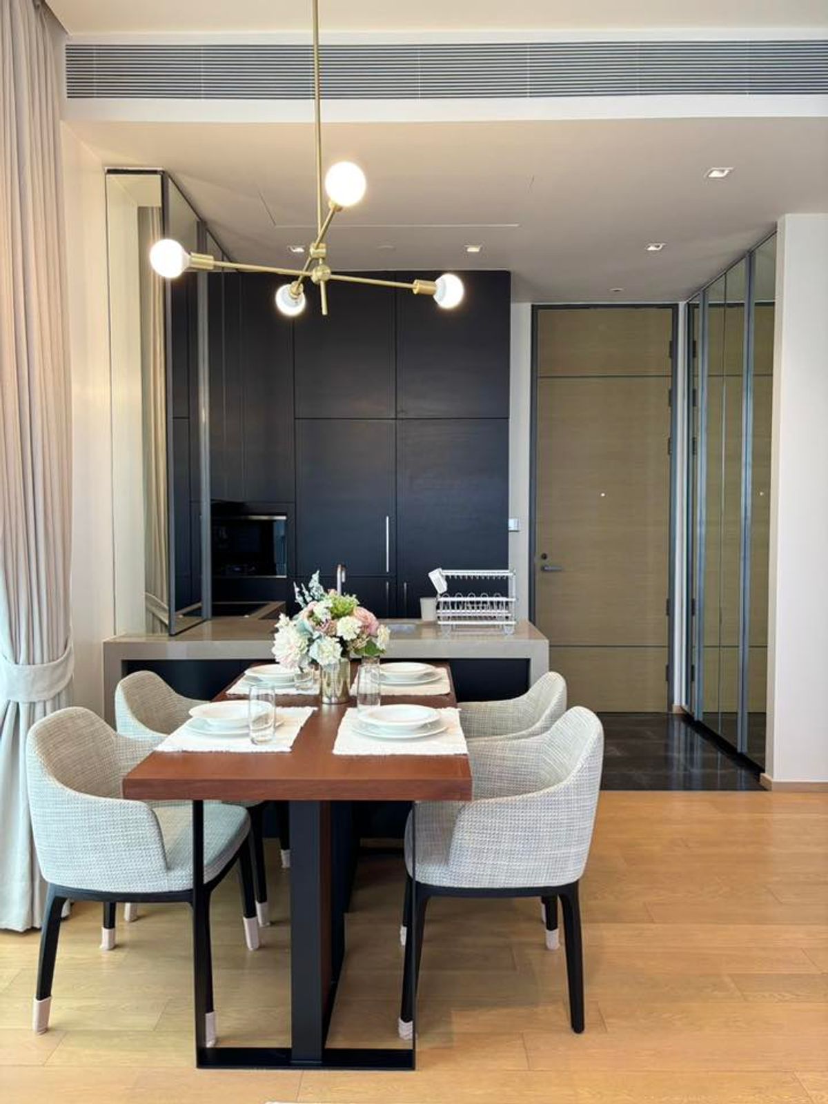 For RentCondoWitthayu, Chidlom, Langsuan, Ploenchit : Condo 28 CHIDLOM. Convenient transportation. Near the BTS Skytrain has a beautiful-luxurious decorative room. Complete furniture Ready to stay immediately !!