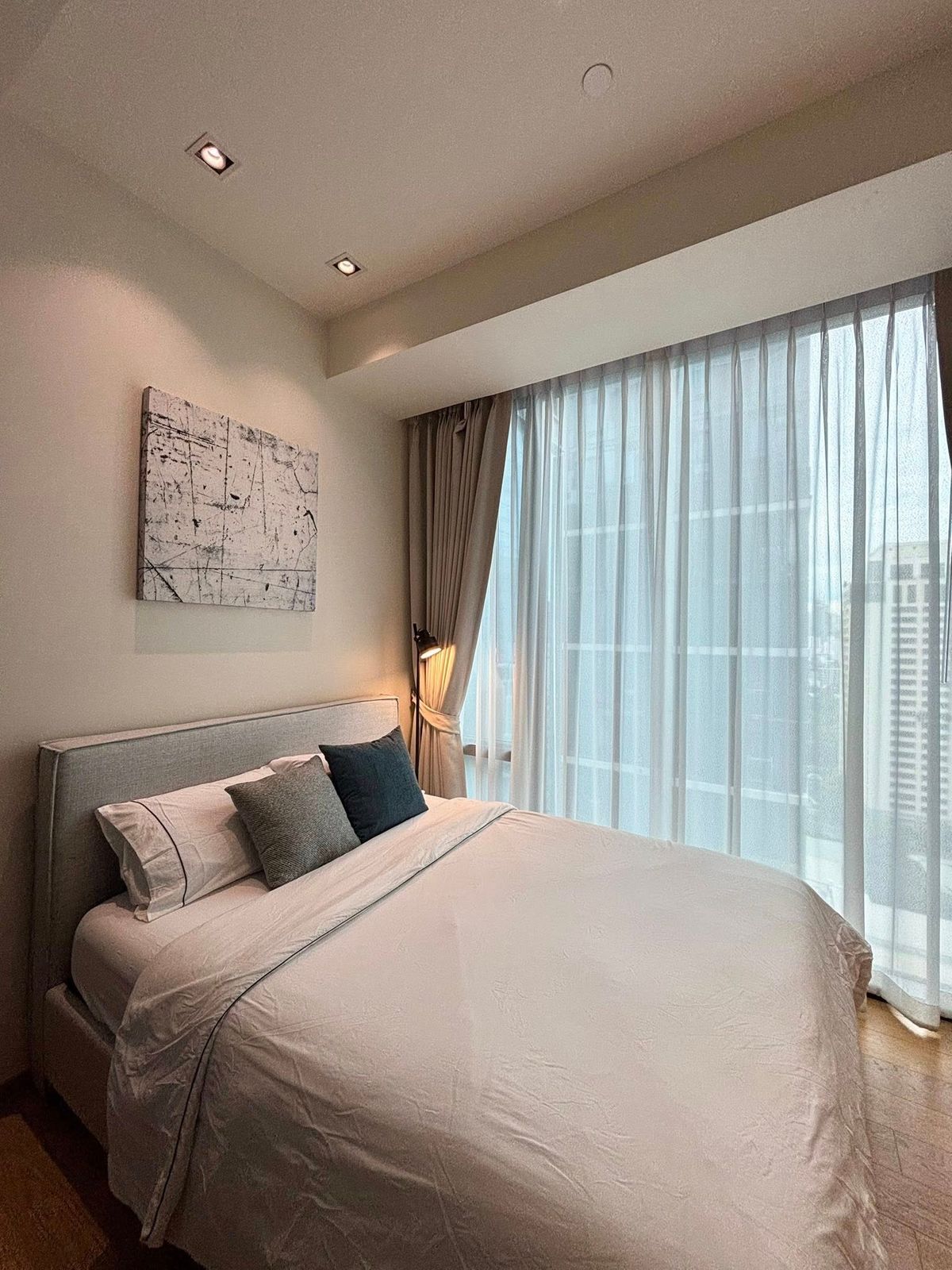For RentCondoWitthayu, Chidlom, Langsuan, Ploenchit : Condo 28 CHIDLOM. Convenient transportation. Near the BTS Skytrain has a beautiful-luxurious decorative room. Complete furniture Ready to stay immediately !!