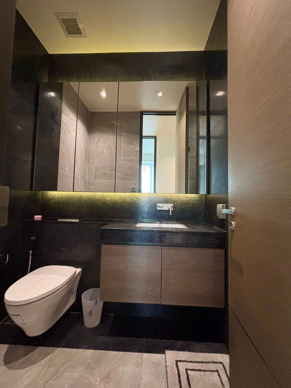 For RentCondoWitthayu, Chidlom, Langsuan, Ploenchit : Condo 28 CHIDLOM. Convenient transportation. Near the BTS Skytrain has a beautiful-luxurious decorative room. Complete furniture Ready to stay immediately !!