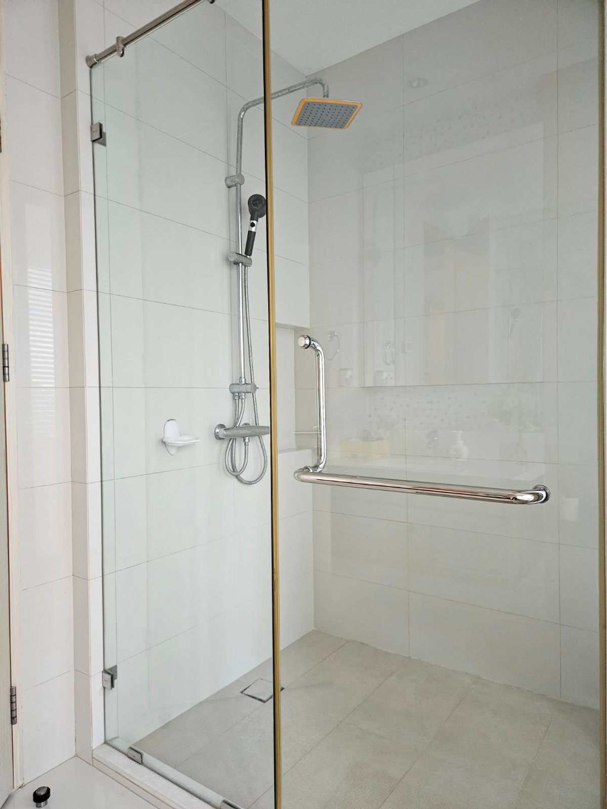 For RentCondoSukhumvit, Asoke, Thonglor : [ Spacious Living ] Bright Sukhumvit 24 | Massive 68 sq.m. Corner Unit with 2 Balconies 🏙️