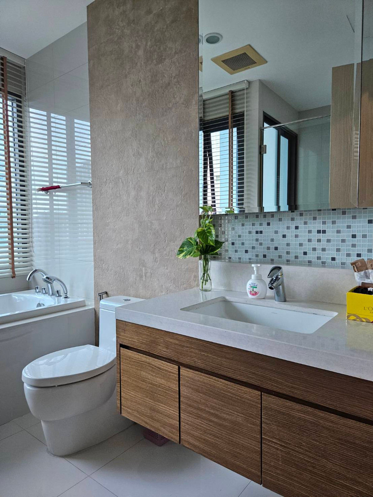 For RentCondoSukhumvit, Asoke, Thonglor : [ Spacious Living ] Bright Sukhumvit 24 | Massive 68 sq.m. Corner Unit with 2 Balconies 🏙️