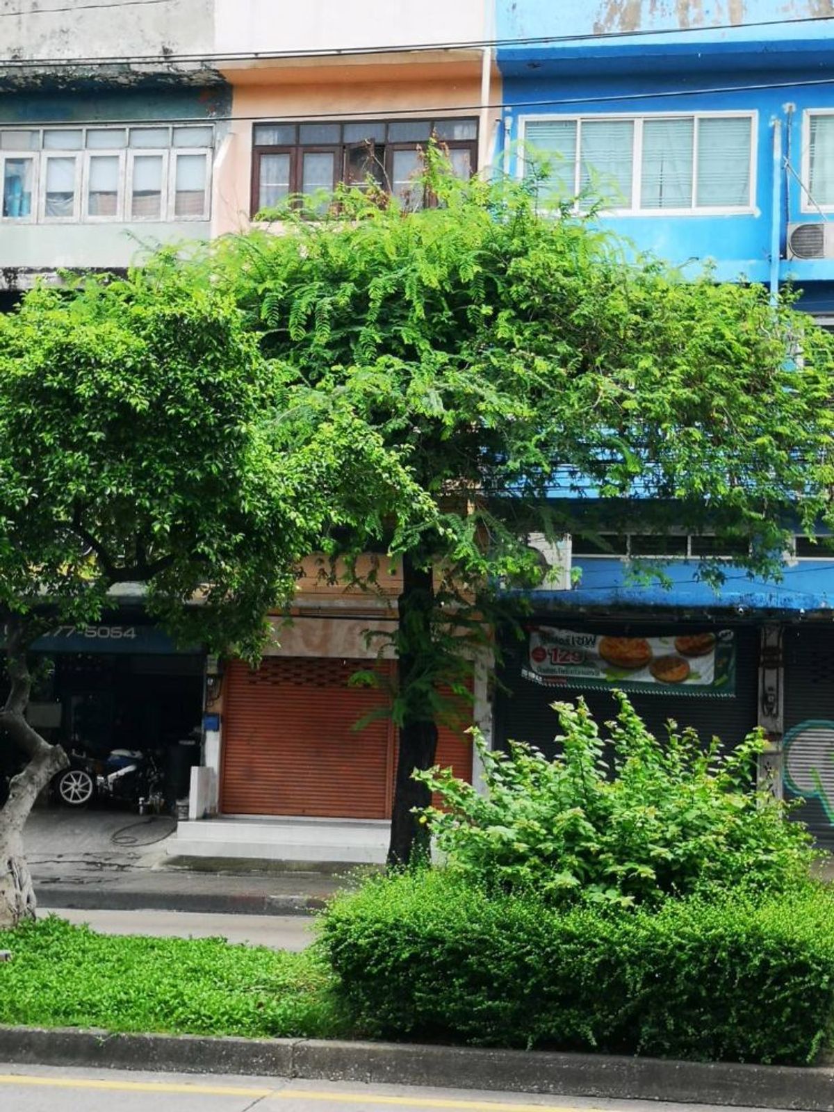 For SaleShop HouseNawamin, Ramindra : 3 -storey commercial building for sale with a roof, size 24.3 sq.w., a commercial building on Nawamin Road Near Somapa School (Nawamin)