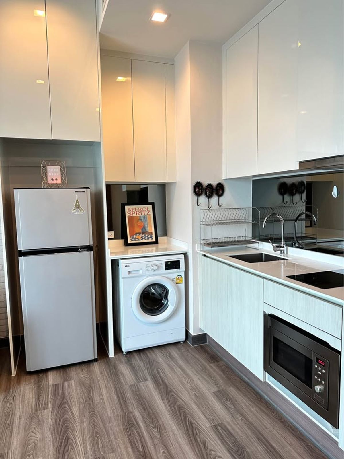 ให้เช่าคอนโดพระราม 9 เพชรบุรีตัดใหม่ RCA : คอนโด Q Asoke เดินทางสะดวก ใกล้รถไฟฟ้าเอ็มอาที มีรถรับส่ง ห้องแต่งสวย เฟอร์นิเจอร์ครบ พร้อมอยู่ทันที!