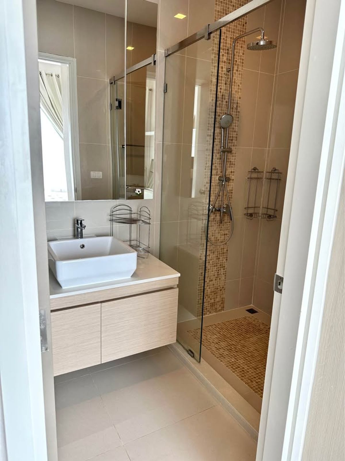 ให้เช่าคอนโดพระราม 9 เพชรบุรีตัดใหม่ RCA : คอนโด Q Asoke เดินทางสะดวก ใกล้รถไฟฟ้าเอ็มอาที มีรถรับส่ง ห้องแต่งสวย เฟอร์นิเจอร์ครบ พร้อมอยู่ทันที!