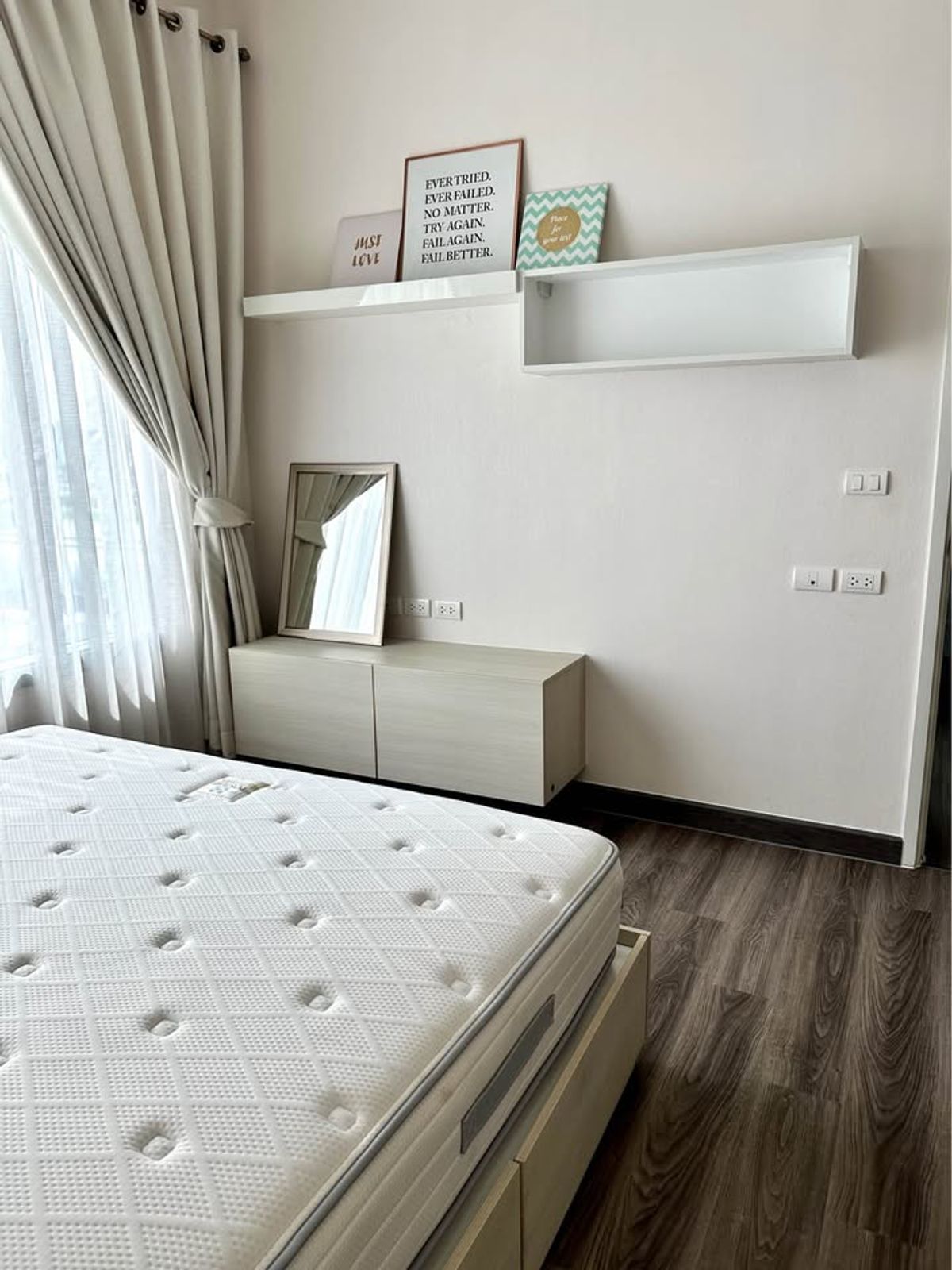 ให้เช่าคอนโดพระราม 9 เพชรบุรีตัดใหม่ RCA : คอนโด Q Asoke เดินทางสะดวก ใกล้รถไฟฟ้าเอ็มอาที มีรถรับส่ง ห้องแต่งสวย เฟอร์นิเจอร์ครบ พร้อมอยู่ทันที!