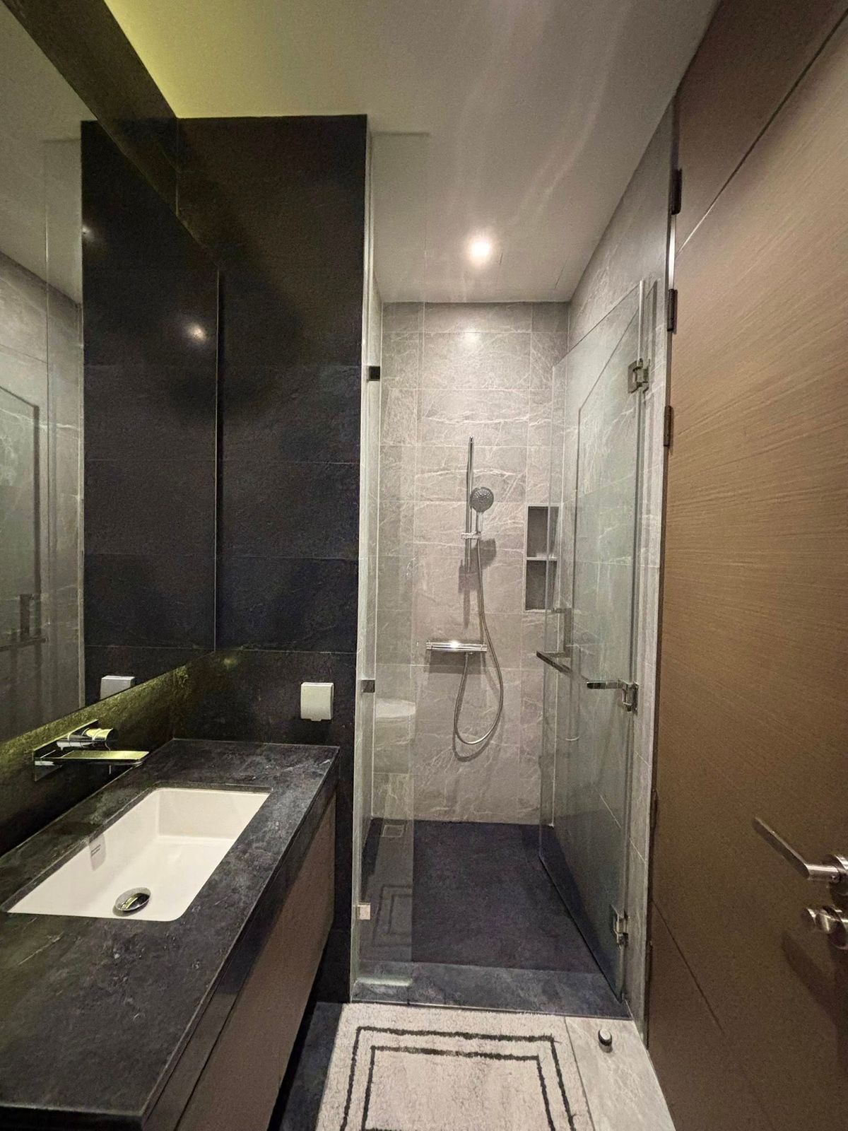 For RentCondoWitthayu, Chidlom, Langsuan, Ploenchit : Condo 28 CHIDLOM. Convenient transportation. Near the BTS Skytrain has a beautiful-luxurious decorative room. Complete furniture Ready to stay immediately !!