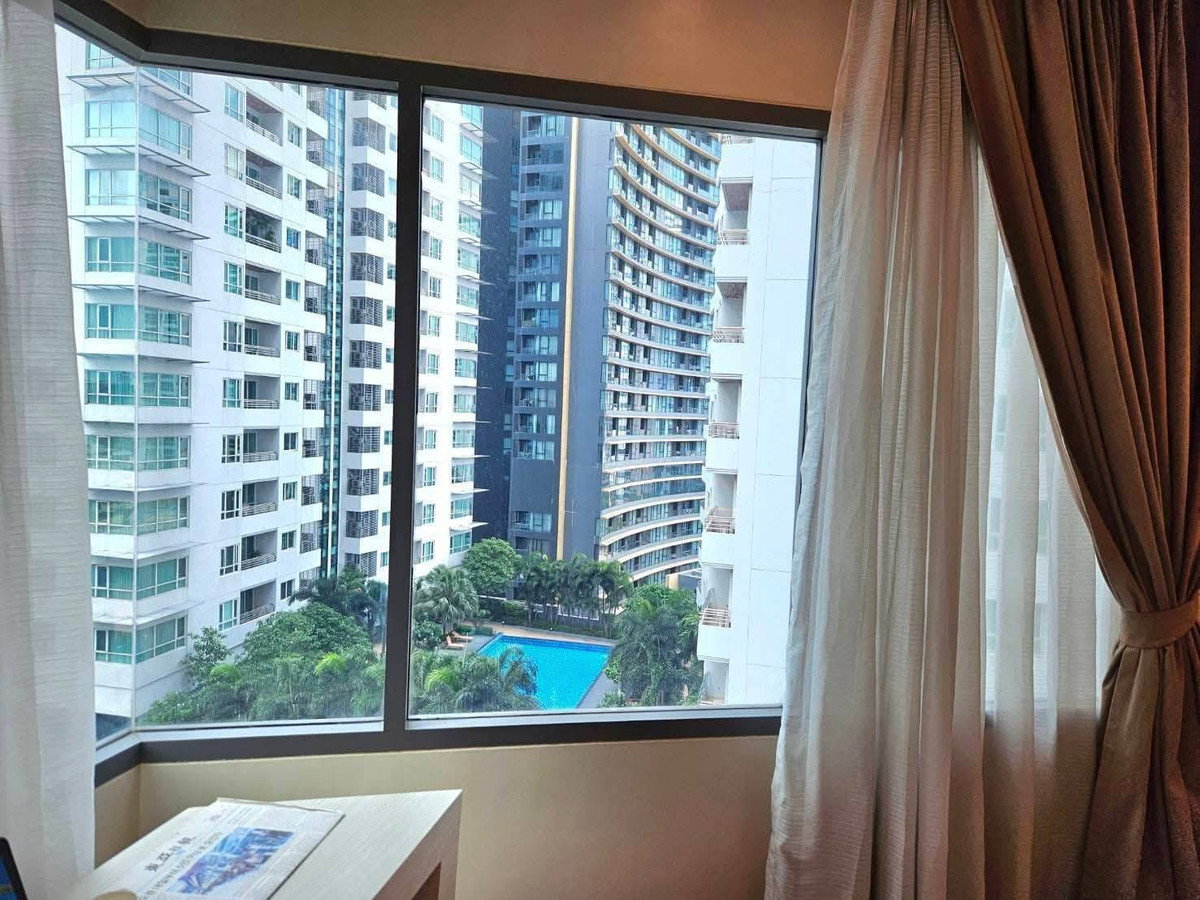 For RentCondoSukhumvit, Asoke, Thonglor : [ Spacious Living ] Bright Sukhumvit 24 | Massive 68 sq.m. Corner Unit with 2 Balconies 🏙️