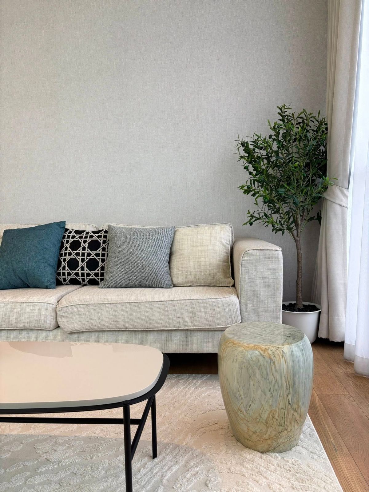 For RentCondoWitthayu, Chidlom, Langsuan, Ploenchit : Condo 28 CHIDLOM. Convenient transportation. Near the BTS Skytrain has a beautiful-luxurious decorative room. Complete furniture Ready to stay immediately !!