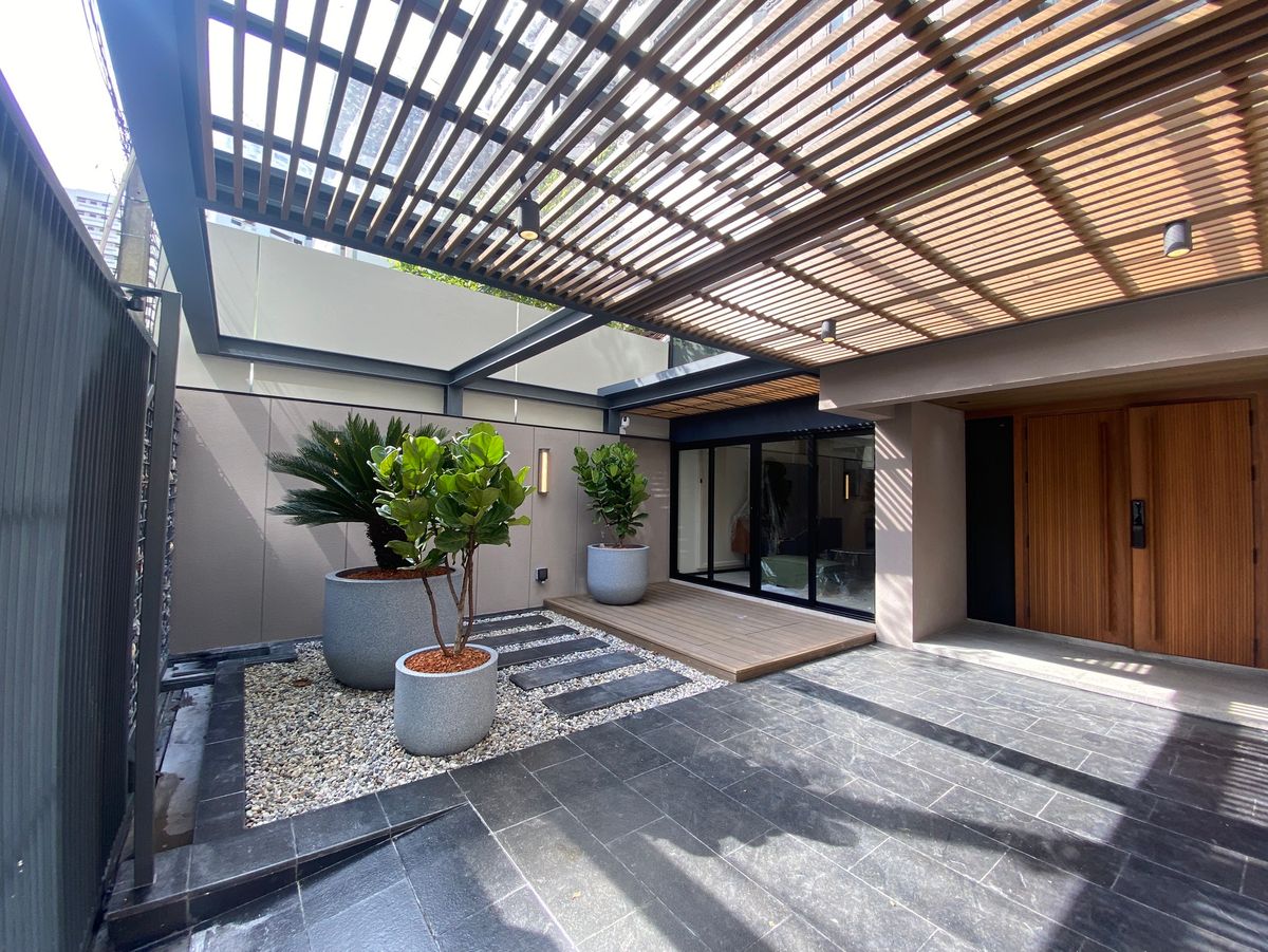 ทาวน์โฮมสุขุมวิท อโศก ทองหล่อ : For Rent/Sale  Townhouse In Phromphong 3beds 4baths F/F