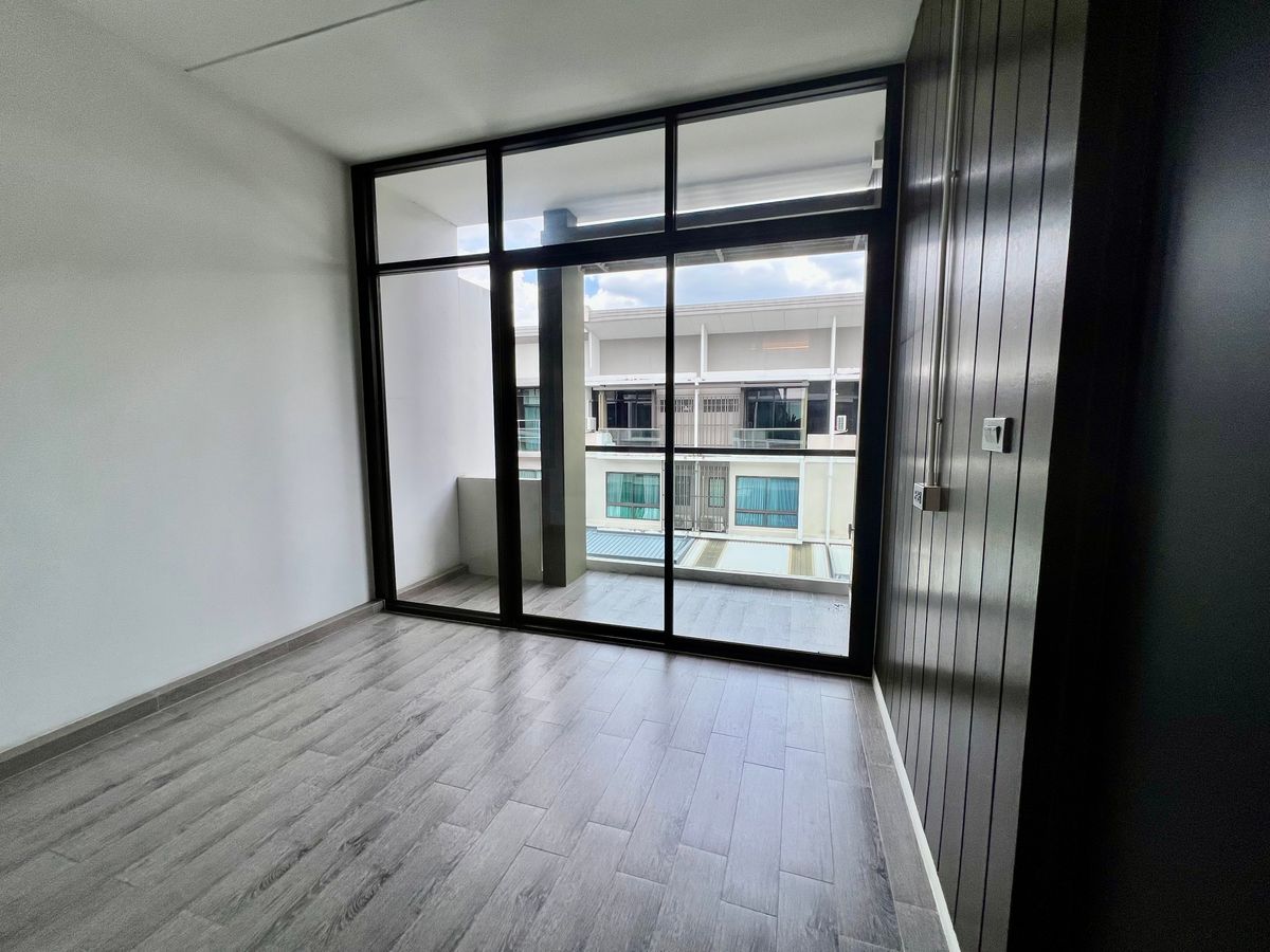 ขายทาวน์โฮมเกษตร นวมินทร์ ลาดปลาเค้า : 🔥 ขายด่วย ราคาพิเศษ ทาวน์โฮม 3 ชั้น The Landmark เอกมัย–รามอินทรา บ้านสวย Built in เกรด Premium  🔥