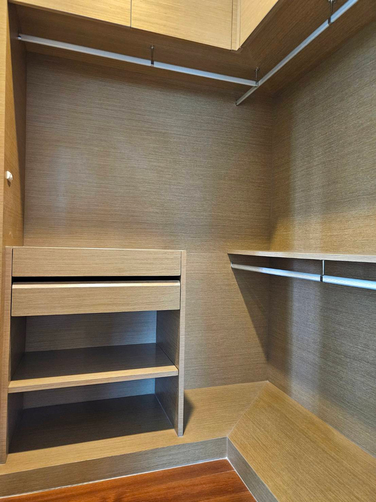 For RentCondoSukhumvit, Asoke, Thonglor : [ Spacious Living ] Bright Sukhumvit 24 | Massive 68 sq.m. Corner Unit with 2 Balconies 🏙️