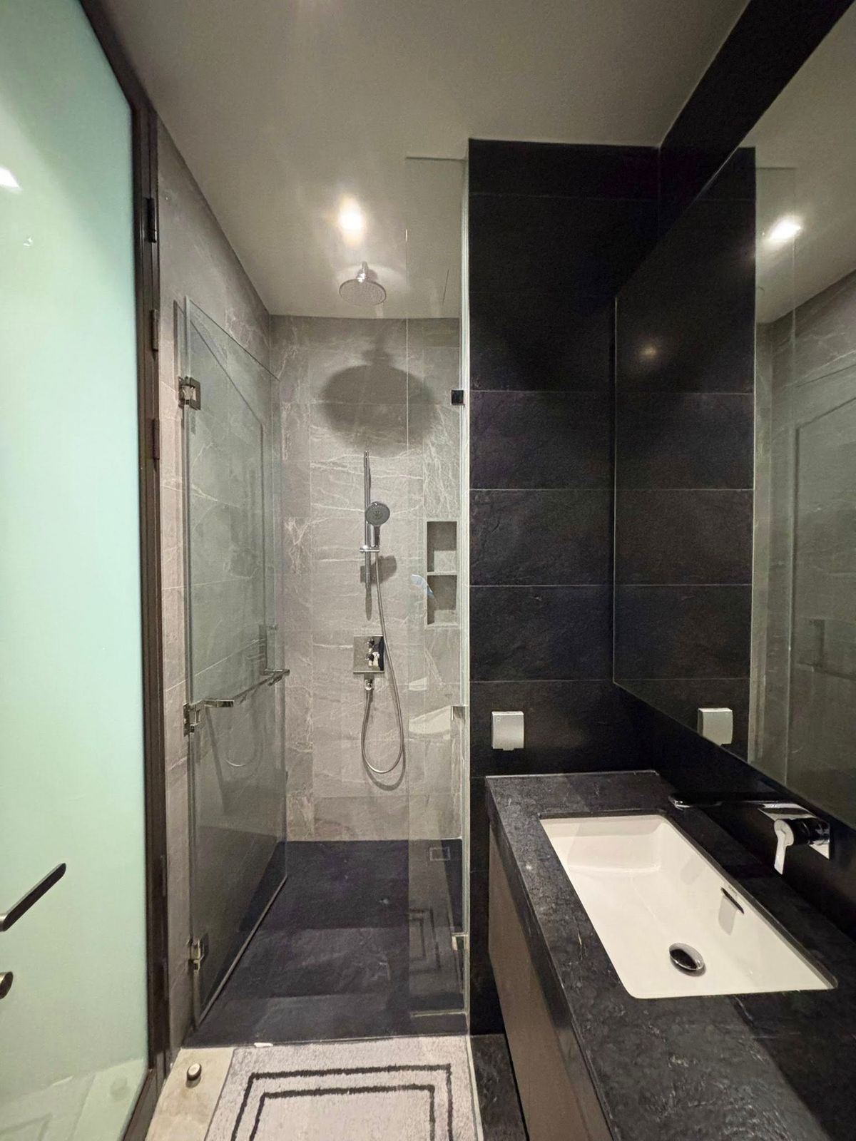 For RentCondoWitthayu, Chidlom, Langsuan, Ploenchit : Condo 28 CHIDLOM. Convenient transportation. Near the BTS Skytrain has a beautiful-luxurious decorative room. Complete furniture Ready to stay immediately !!