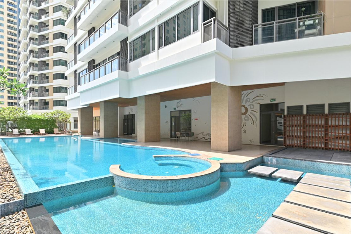 For RentCondoSukhumvit, Asoke, Thonglor : [ Spacious Living ] Bright Sukhumvit 24 | Massive 68 sq.m. Corner Unit with 2 Balconies 🏙️