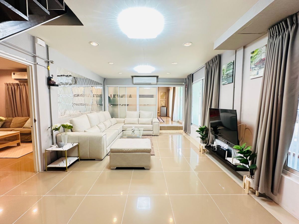 ให้เช่าบ้านเลียบทางด่วนรามอินทรา : ให้เช่าบ้านเดี่ยว2ชั้น ถนนเรียบด่วนรามอินทรา แอร์เฟอร์ครบ มี6ห้องนอน5ห้องน้ำ ราคาเช่าเดือนละ100,000จดทะเบียนบริษัทได้