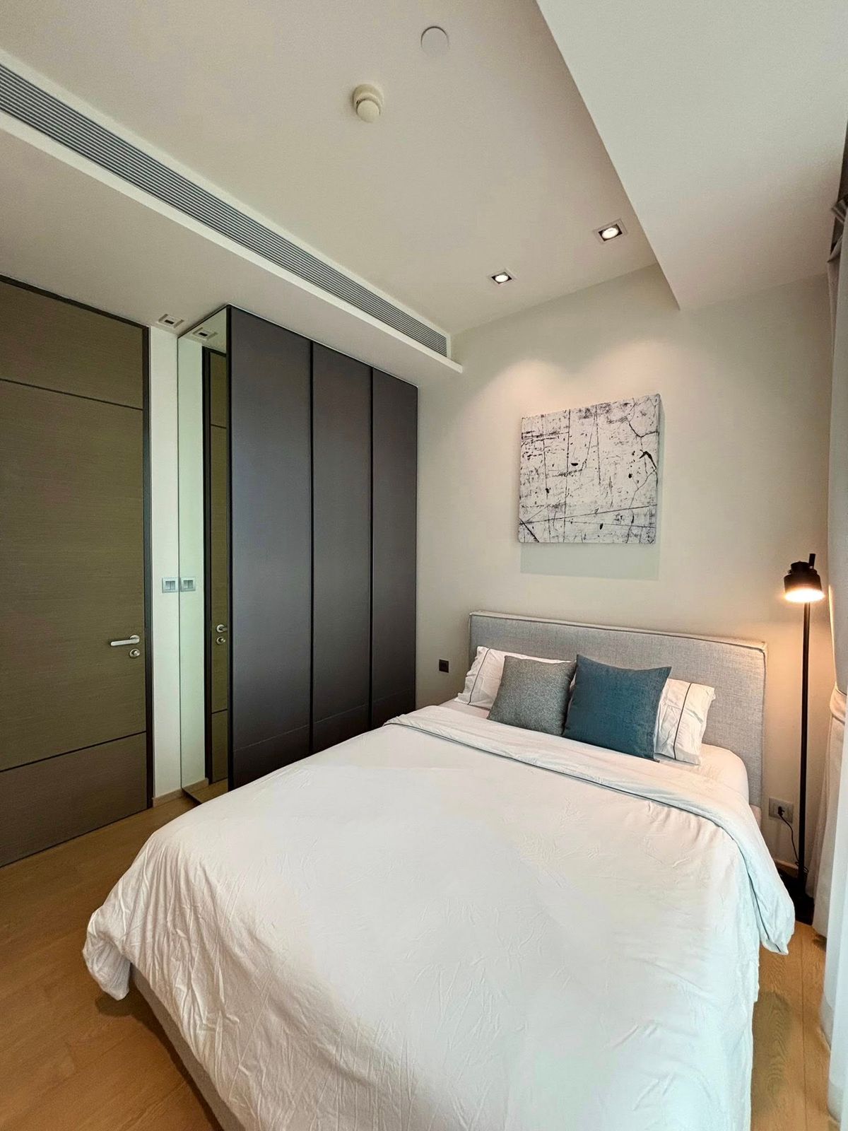 For RentCondoWitthayu, Chidlom, Langsuan, Ploenchit : Condo 28 CHIDLOM. Convenient transportation. Near the BTS Skytrain has a beautiful-luxurious decorative room. Complete furniture Ready to stay immediately !!