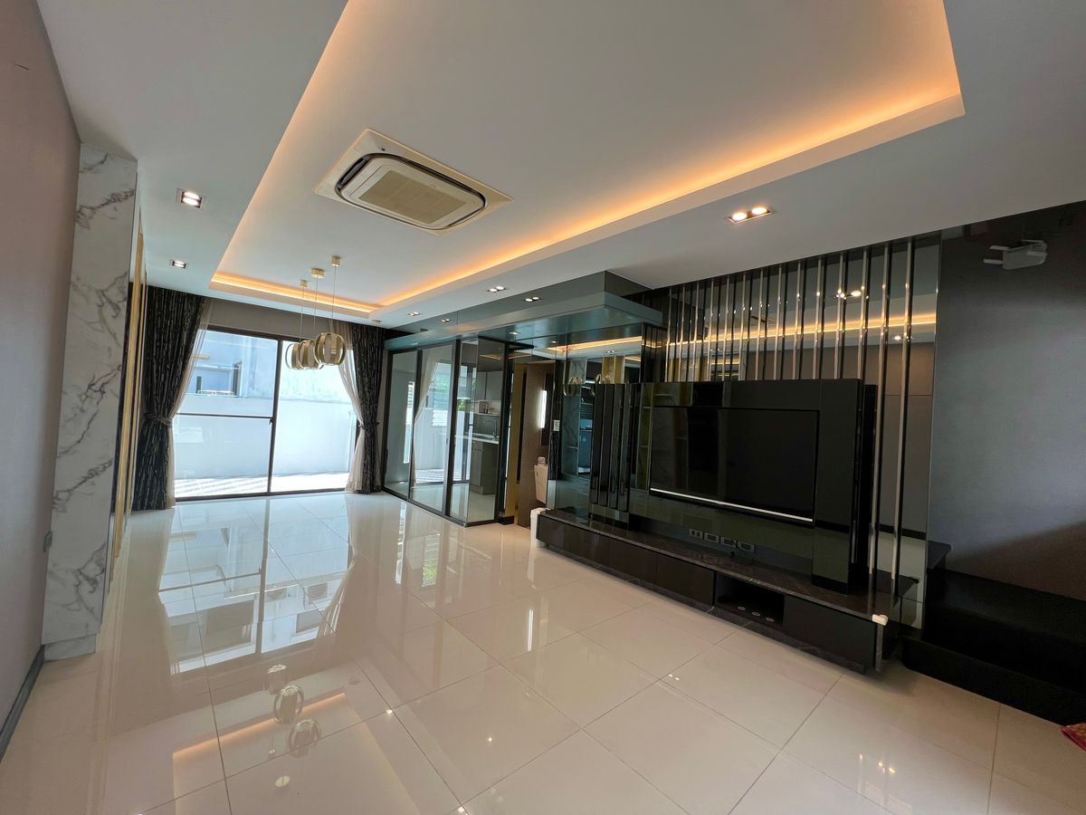 ขายทาวน์โฮมเกษตร นวมินทร์ ลาดปลาเค้า : 🔥 ขายด่วย ราคาพิเศษ ทาวน์โฮม 3 ชั้น The Landmark เอกมัย–รามอินทรา บ้านสวย Built in เกรด Premium  🔥