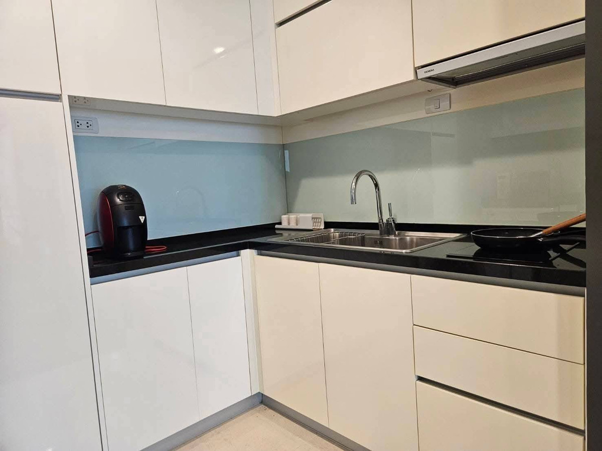 For RentCondoSukhumvit, Asoke, Thonglor : [ Spacious Living ] Bright Sukhumvit 24 | Massive 68 sq.m. Corner Unit with 2 Balconies 🏙️