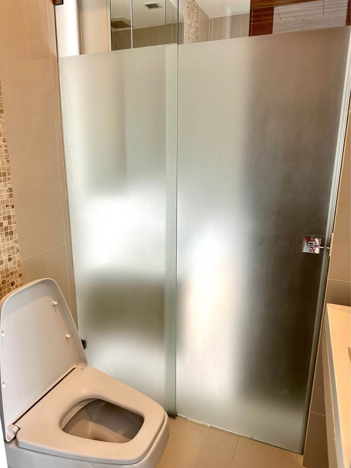 ให้เช่าคอนโดพระราม 9 เพชรบุรีตัดใหม่ RCA : คอนโด Q Asoke เดินทางสะดวก ใกล้รถไฟฟ้าเอ็มอาที มีรถรับส่ง ห้องแต่งสวย เฟอร์นิเจอร์ครบ พร้อมอยู่ทันที!