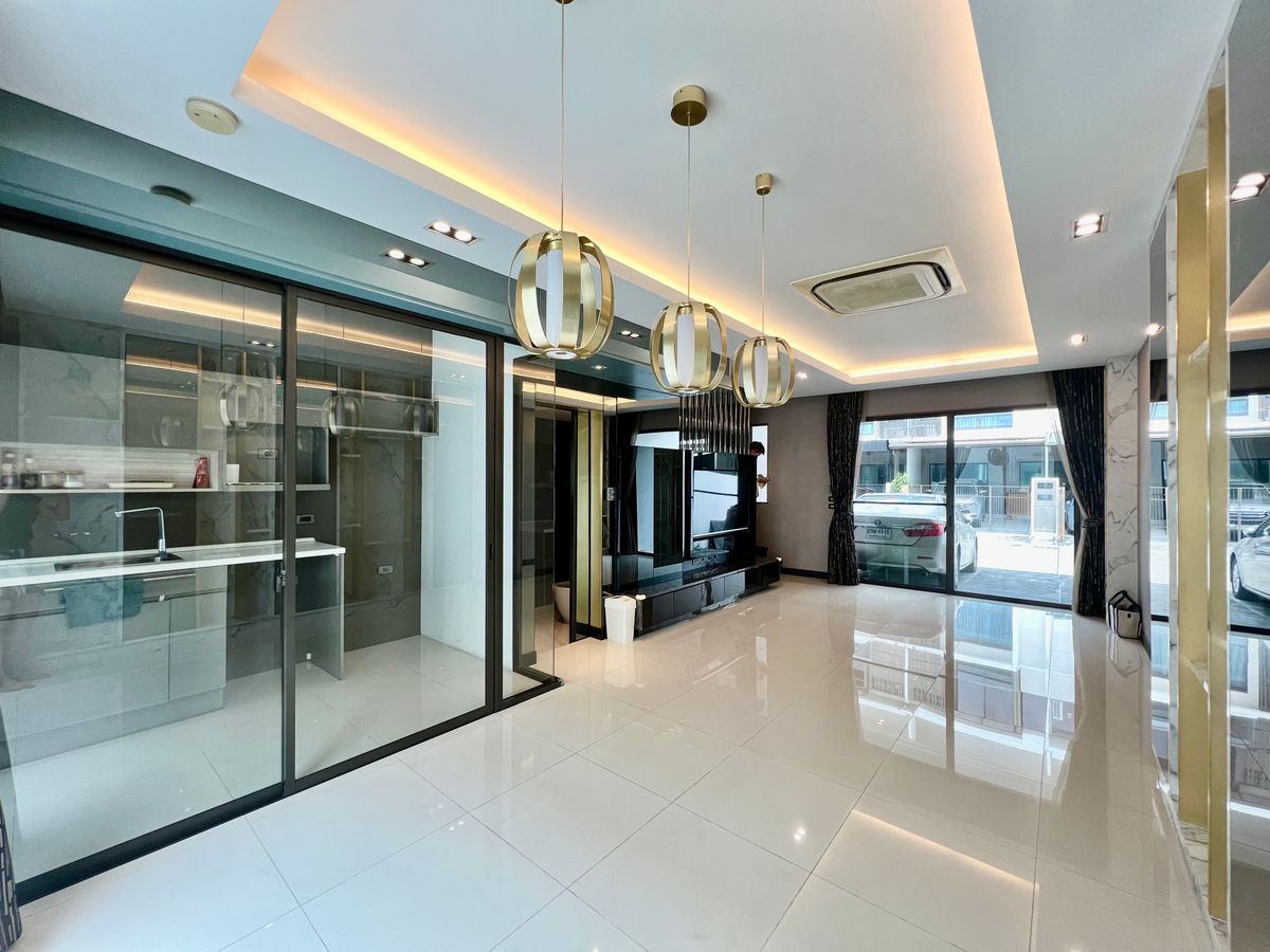 ขายทาวน์โฮมเกษตร นวมินทร์ ลาดปลาเค้า : 🔥 ขายด่วย ราคาพิเศษ ทาวน์โฮม 3 ชั้น The Landmark เอกมัย–รามอินทรา บ้านสวย Built in เกรด Premium  🔥