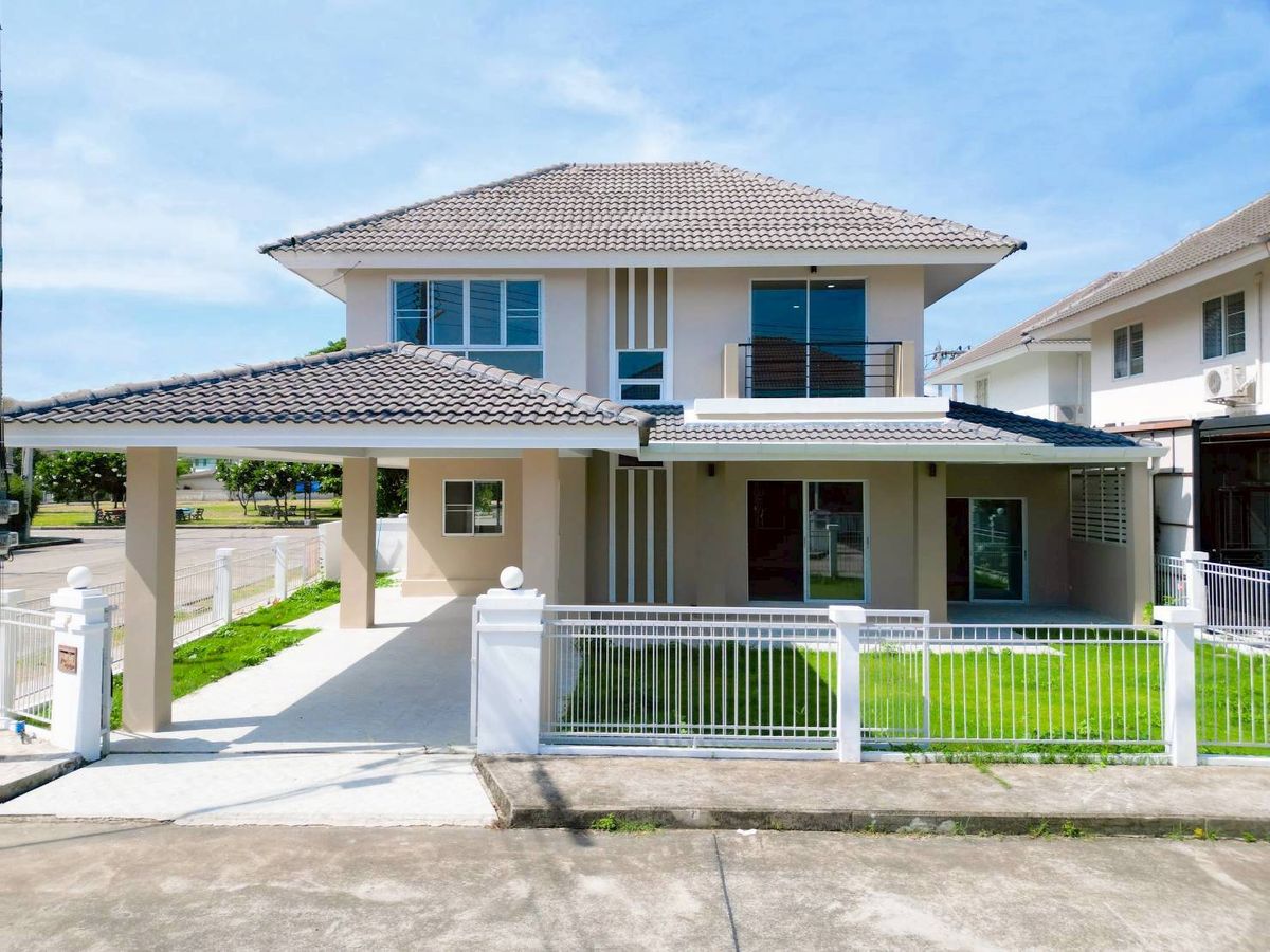 ขายบ้านเชียงใหม่ : ขายบ้านเดี่ยวสองชั้น  4 ห้องนอน  4 ห้องน้ำ  1 ห้องครัว  2 ที่จอดรถ ขนาดที่ดิน  60.9   ตรว. พื้นที่ใช้สอย   242  ตรม. ขายราคา   3.28   ล้านบาท !!!! โอนคนละครึ่ง